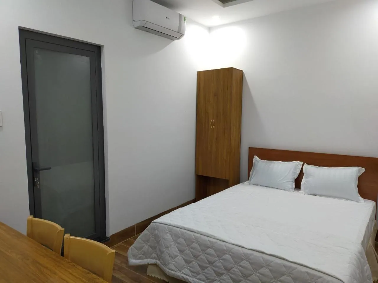 Photo of the whole room, Bed in Hotel Hiệp Thành