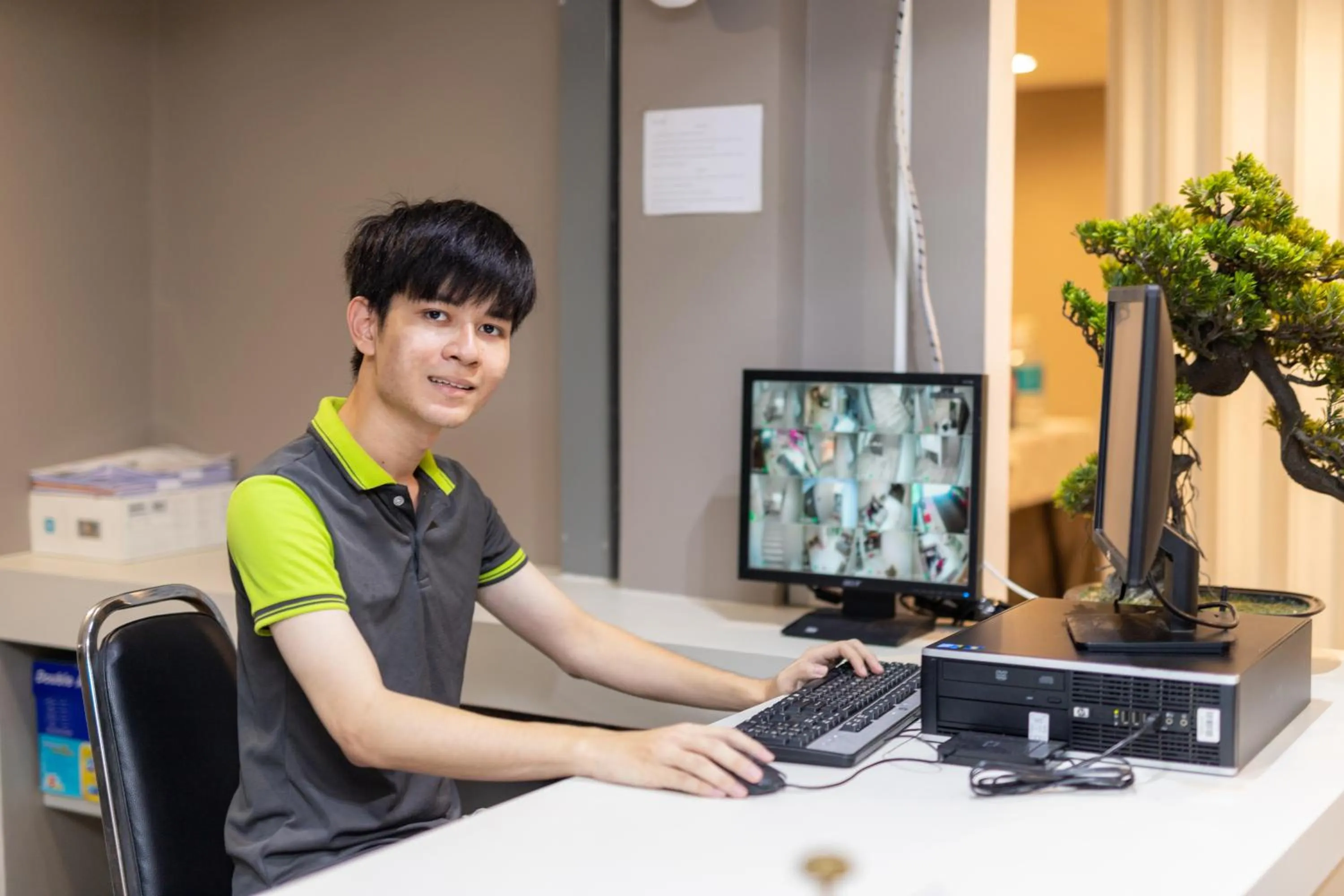 Staff in Baan Kun Mhor Hostel บ้านคุณหมอโฮสเทล