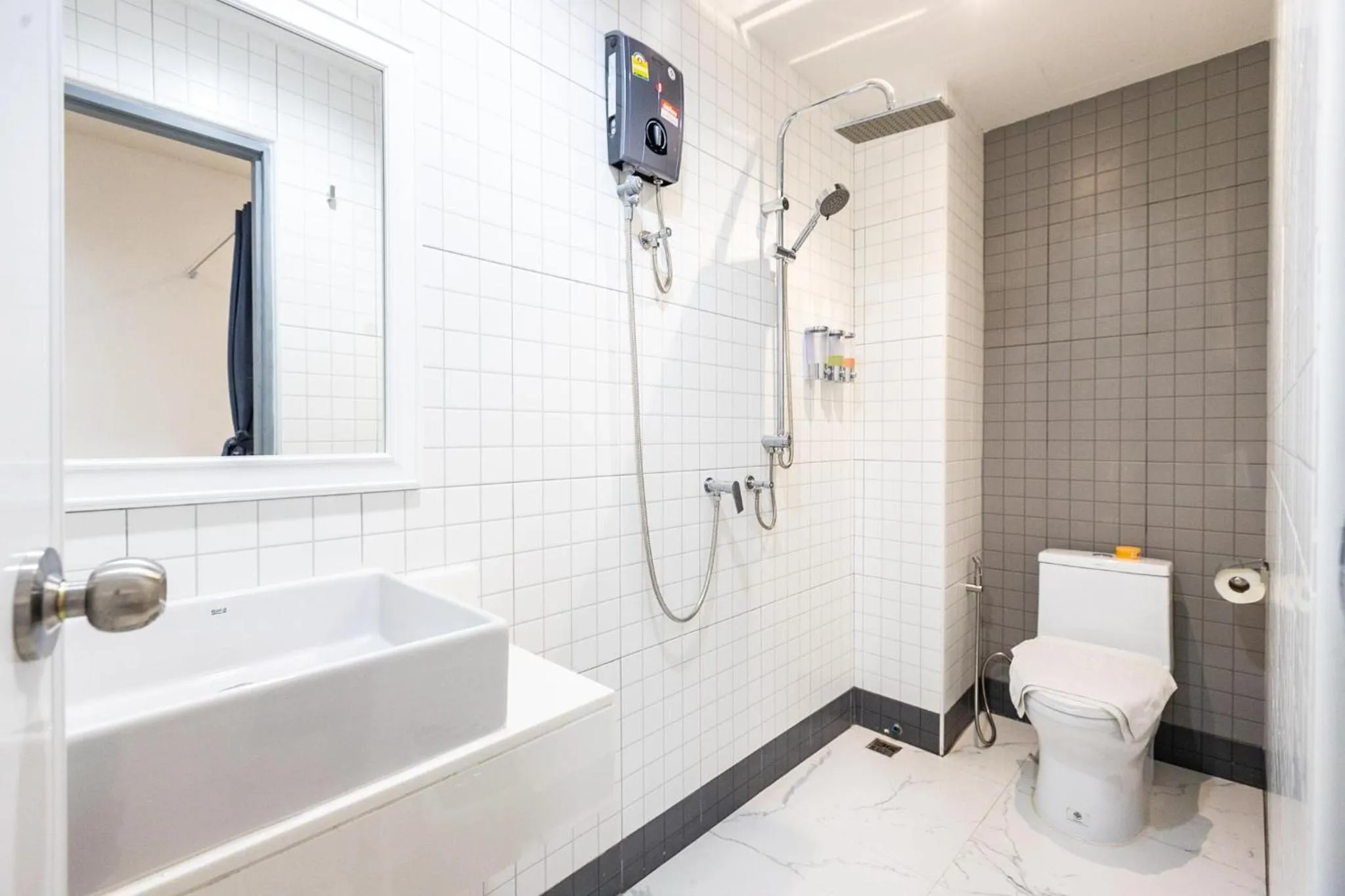 Bathroom in Baan Kun Mhor Hostel บ้านคุณหมอโฮสเทล