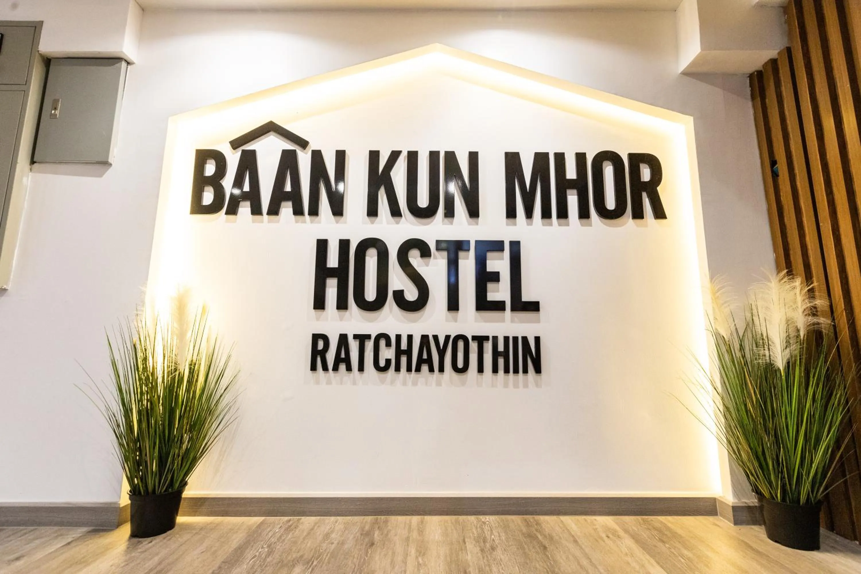 Property building in Baan Kun Mhor Hostel บ้านคุณหมอโฮสเทล