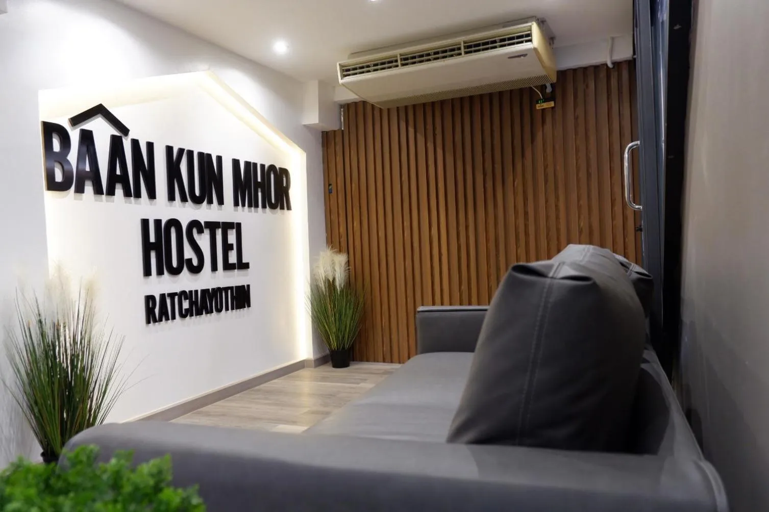 Property building in Baan Kun Mhor Hostel บ้านคุณหมอโฮสเทล