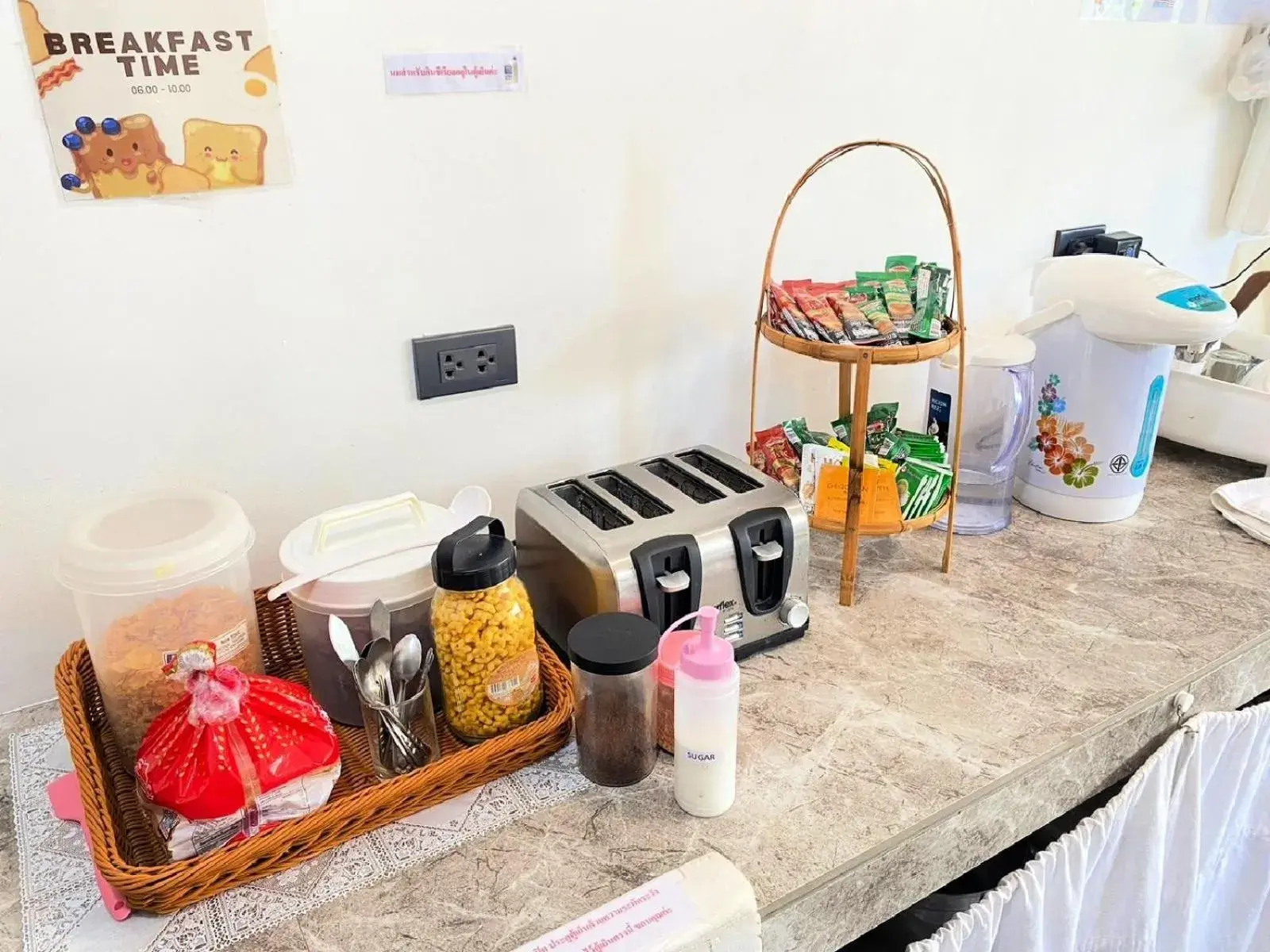 Food and drinks in Baan Kun Mhor Hostel บ้านคุณหมอโฮสเทล Food and drinks in Baan Kun Mhor Hostel บ้านคุณหมอโฮสเทล