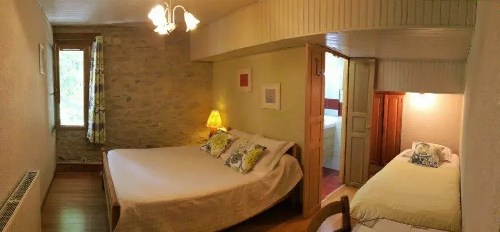 Double Room with Extra Bed - single occupancy in La Mare Chambres d'Hôtes Chaix accueil Double Room with Extra Bed - single occupancy in La Mare Chambres d'Hôtes Chaix accueil