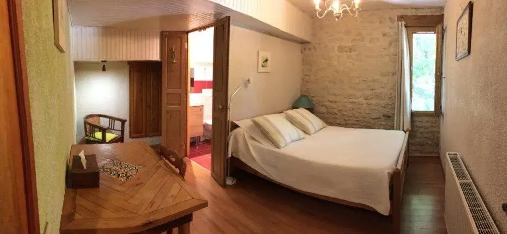 Double Room with Private Bathroom - single occupancy in La Mare Chambres d'Hôtes Chaix accueil Double Room with Private Bathroom - single occupancy in La Mare Chambres d'Hôtes Chaix accueil