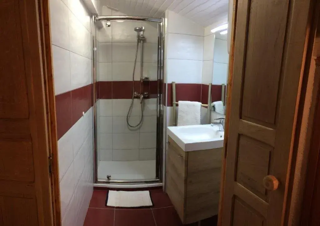 Double Room with Extra Bed - single occupancy in La Mare Chambres d'Hôtes Chaix accueil Double Room with Extra Bed - single occupancy in La Mare Chambres d'Hôtes Chaix accueil