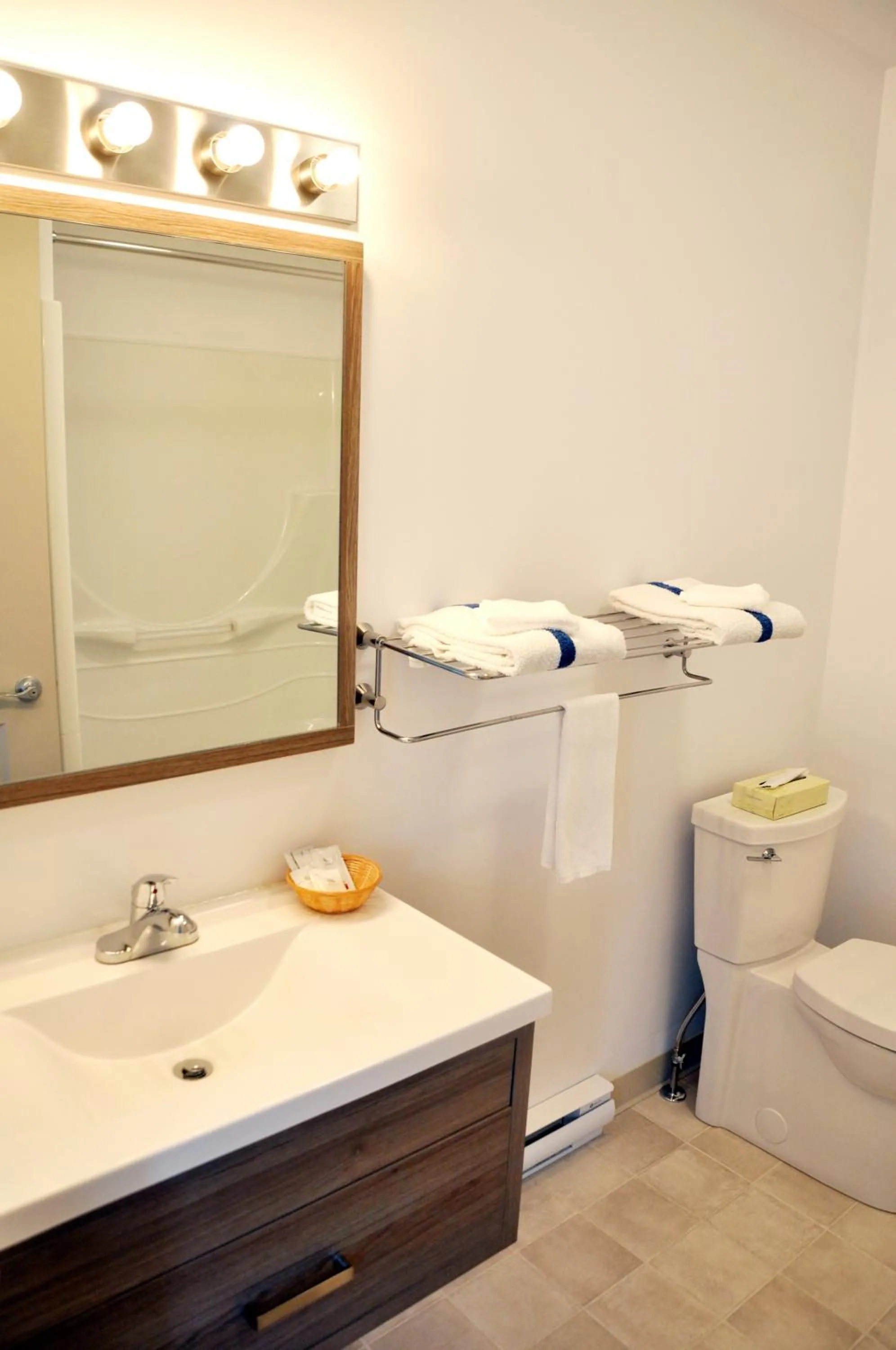 Superior Double Room with Two Double Beds in Motel Blanche d'Haberville