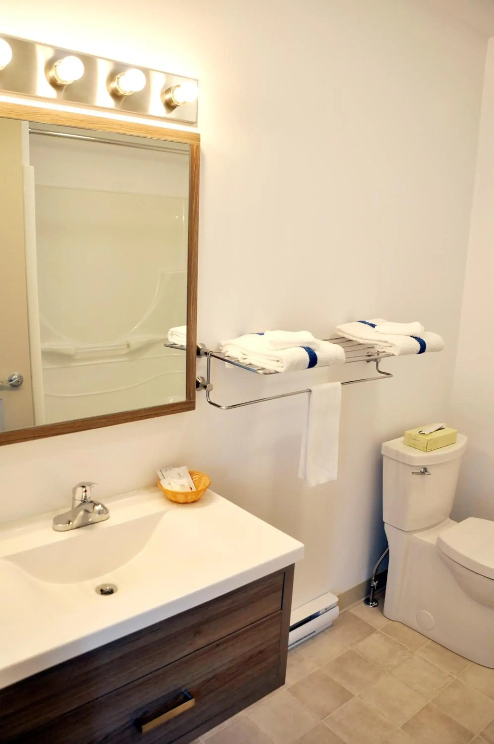 Superior Double Room with Two Double Beds in Motel Blanche d'Haberville Superior Double Room with Two Double Beds in Motel Blanche d'Haberville