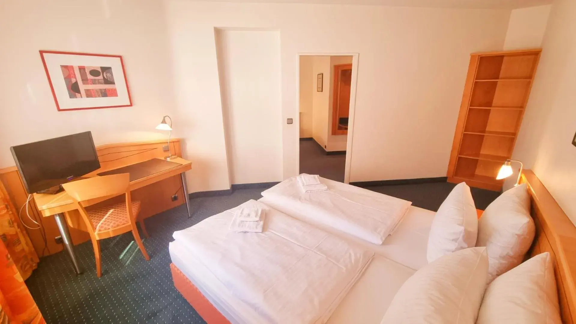 Photo of the whole room, Bed in Hotel Panorama Hamburg-Billstedt Photo of the whole room, Bed in Hotel Panorama Hamburg-Billstedt