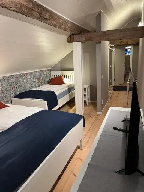 Triple Room with Private Bathroom in Vasacenter B&B Triple Room with Private Bathroom in Vasacenter B&B