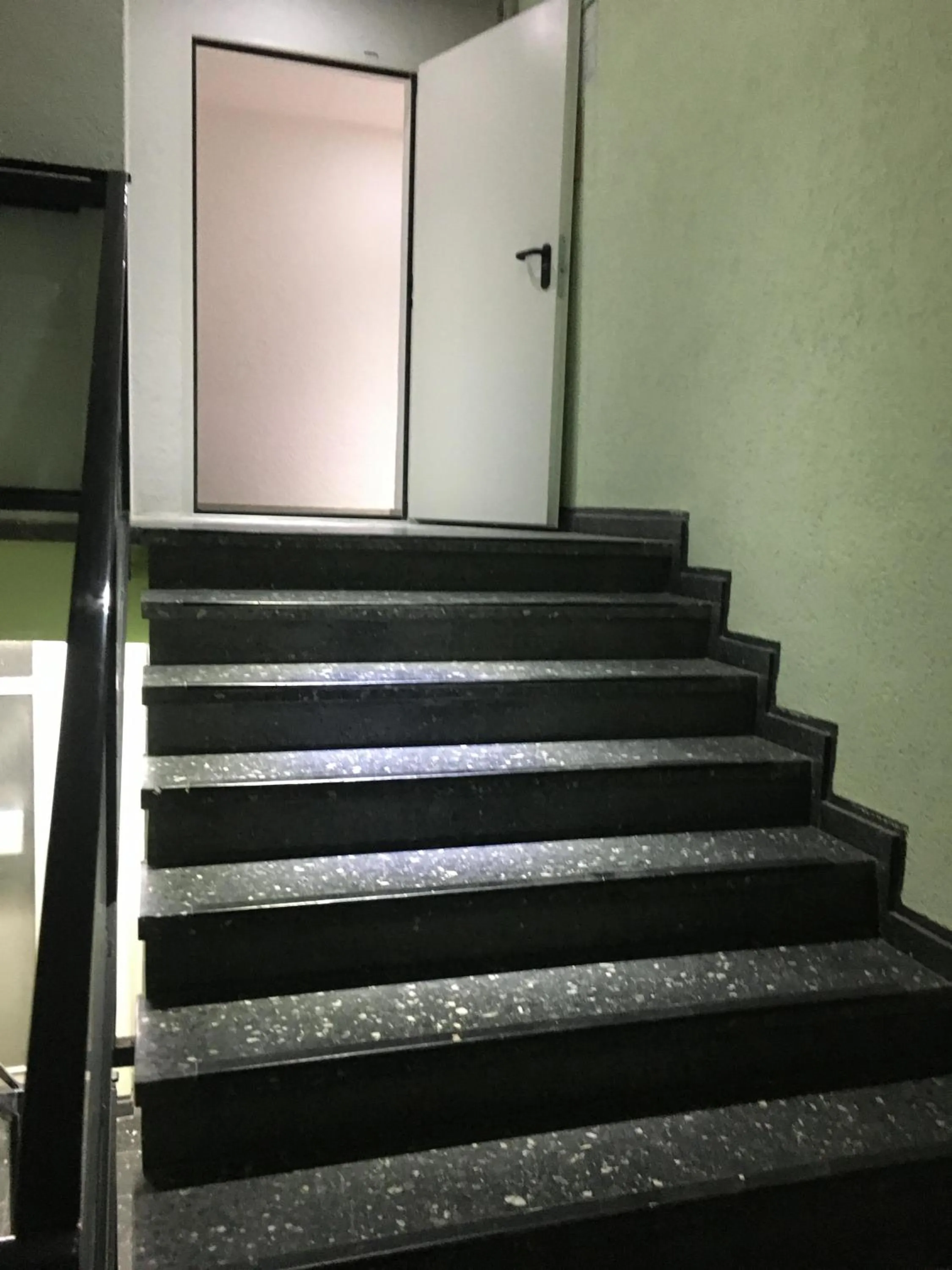 Property building in Messe-Hotelzimmer-Einzimmerappartement