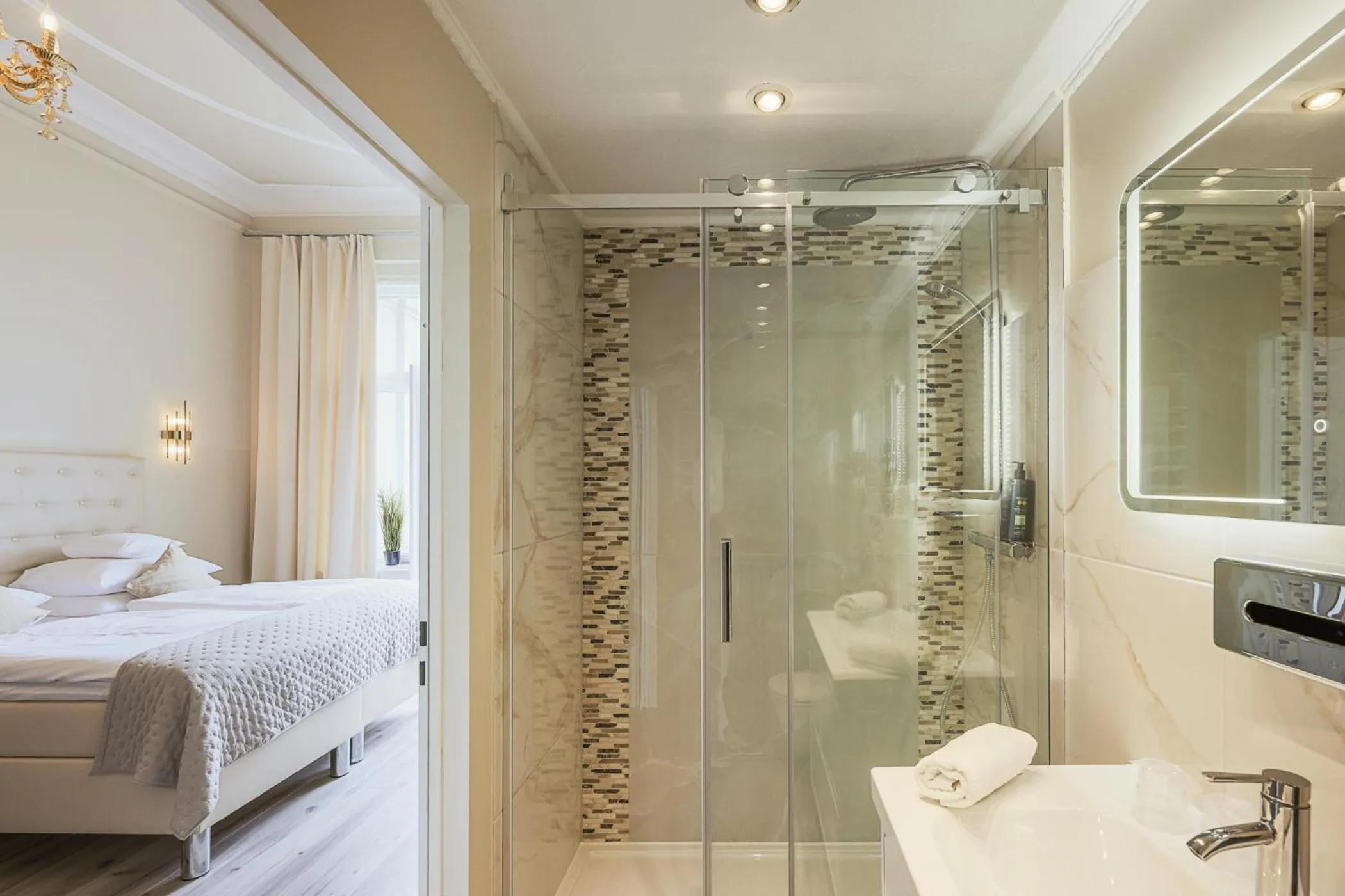 Shower, Bed in Hotel Augusta Am Kurfürstendamm