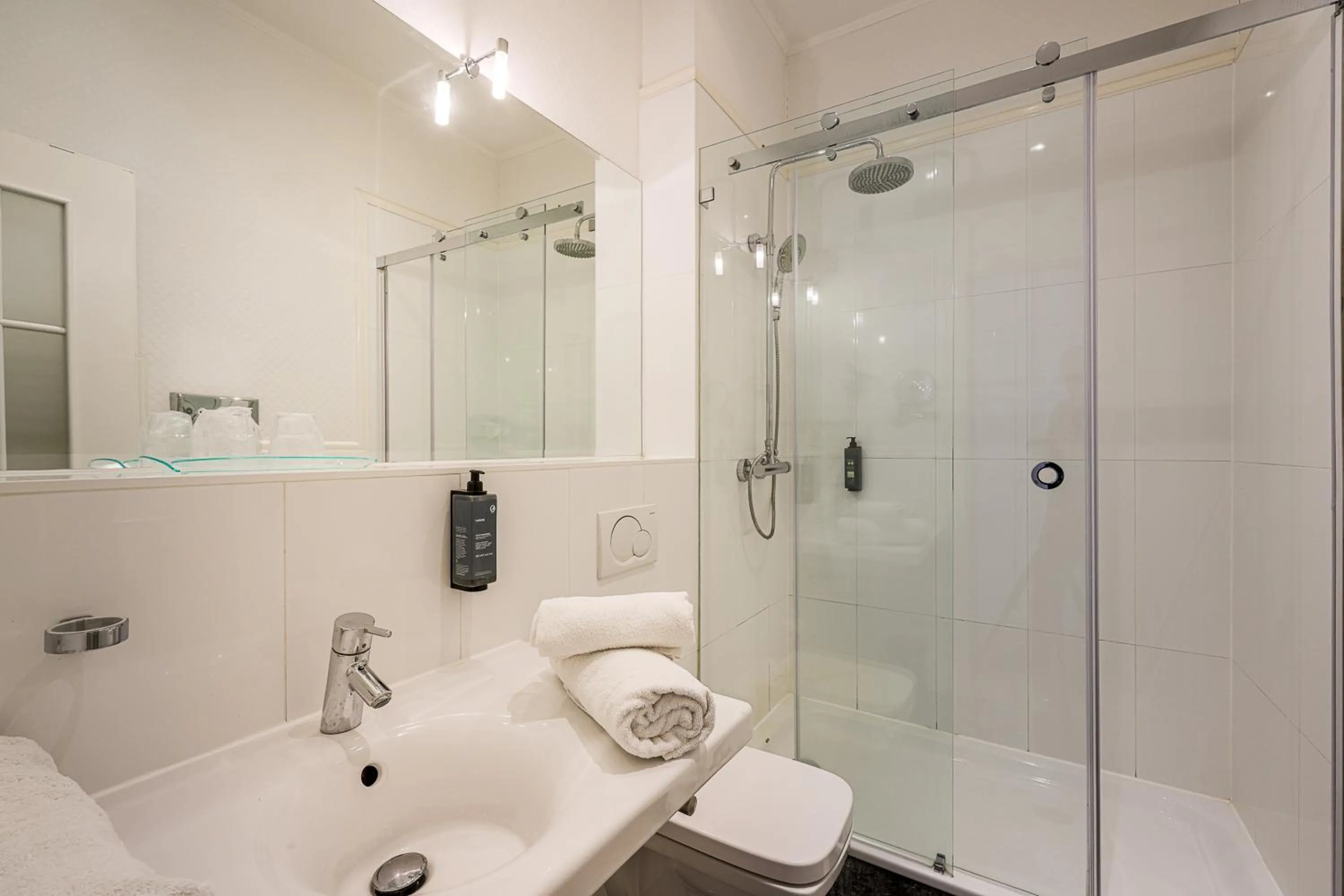 Shower in Hotel Augusta Am Kurfürstendamm