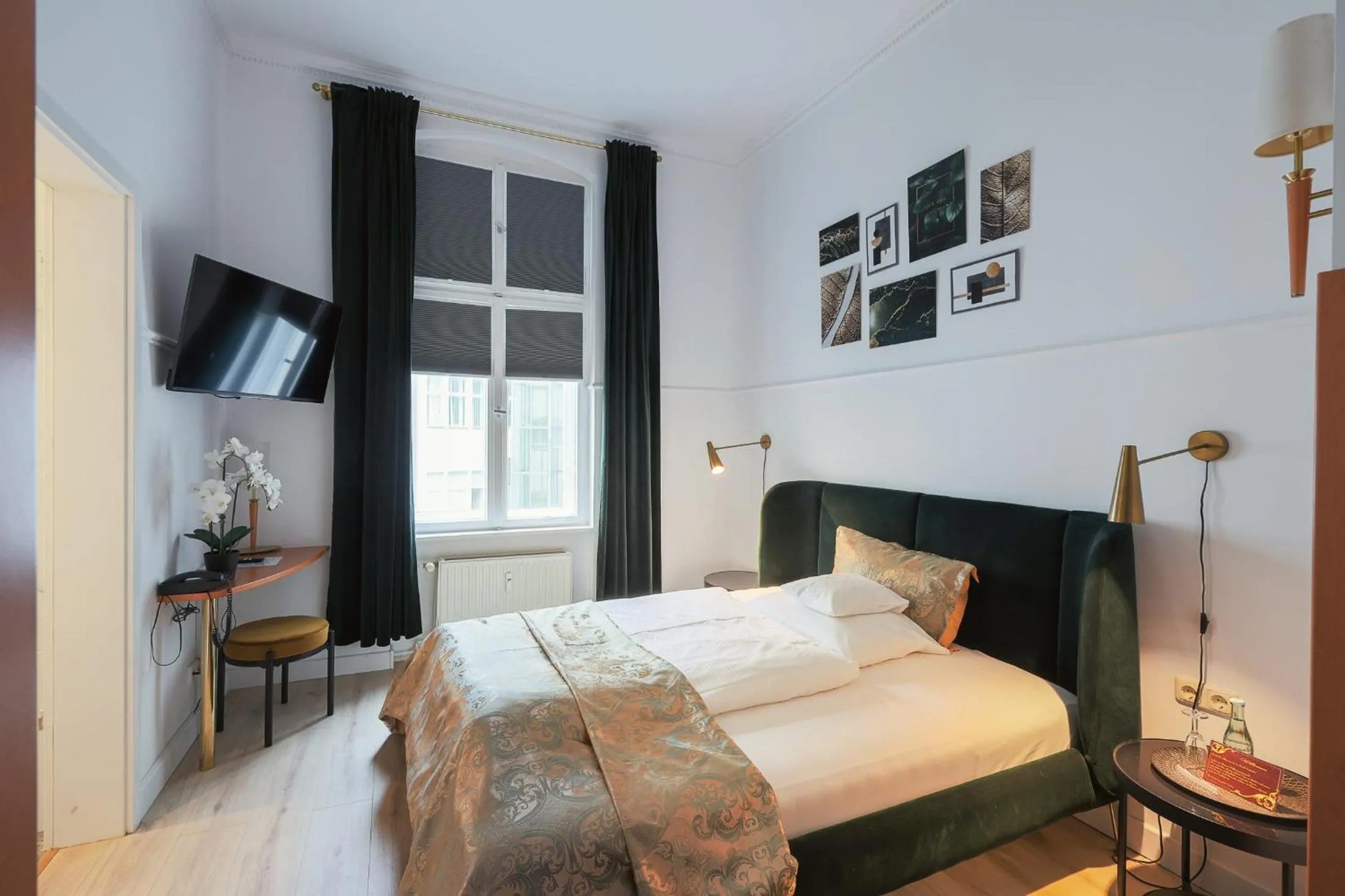 Photo of the whole room, Bed in Hotel Augusta Am Kurfürstendamm
