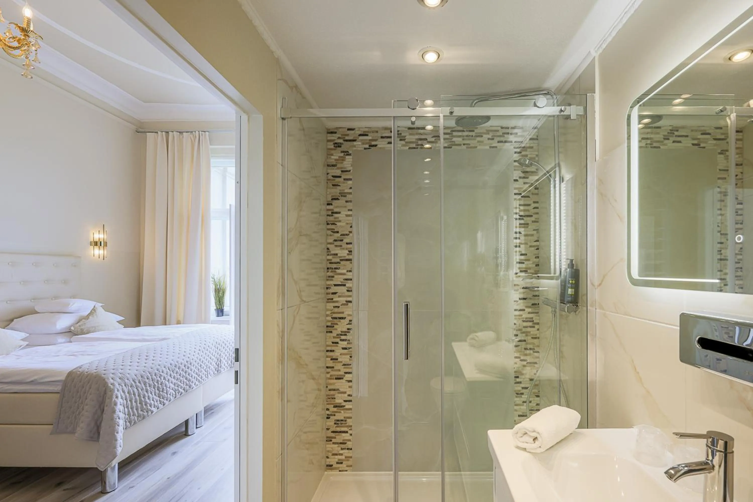 Shower, Bed in Hotel Augusta Am Kurfürstendamm