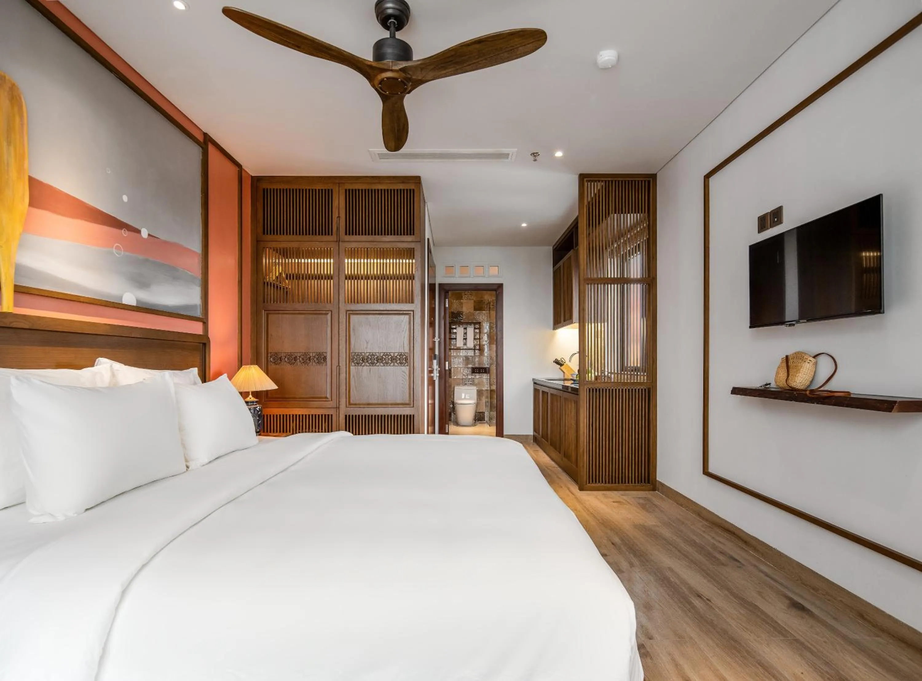 Photo of the whole room, Bed in Seahorse Tropical Da Nang Hotel by Haviland
