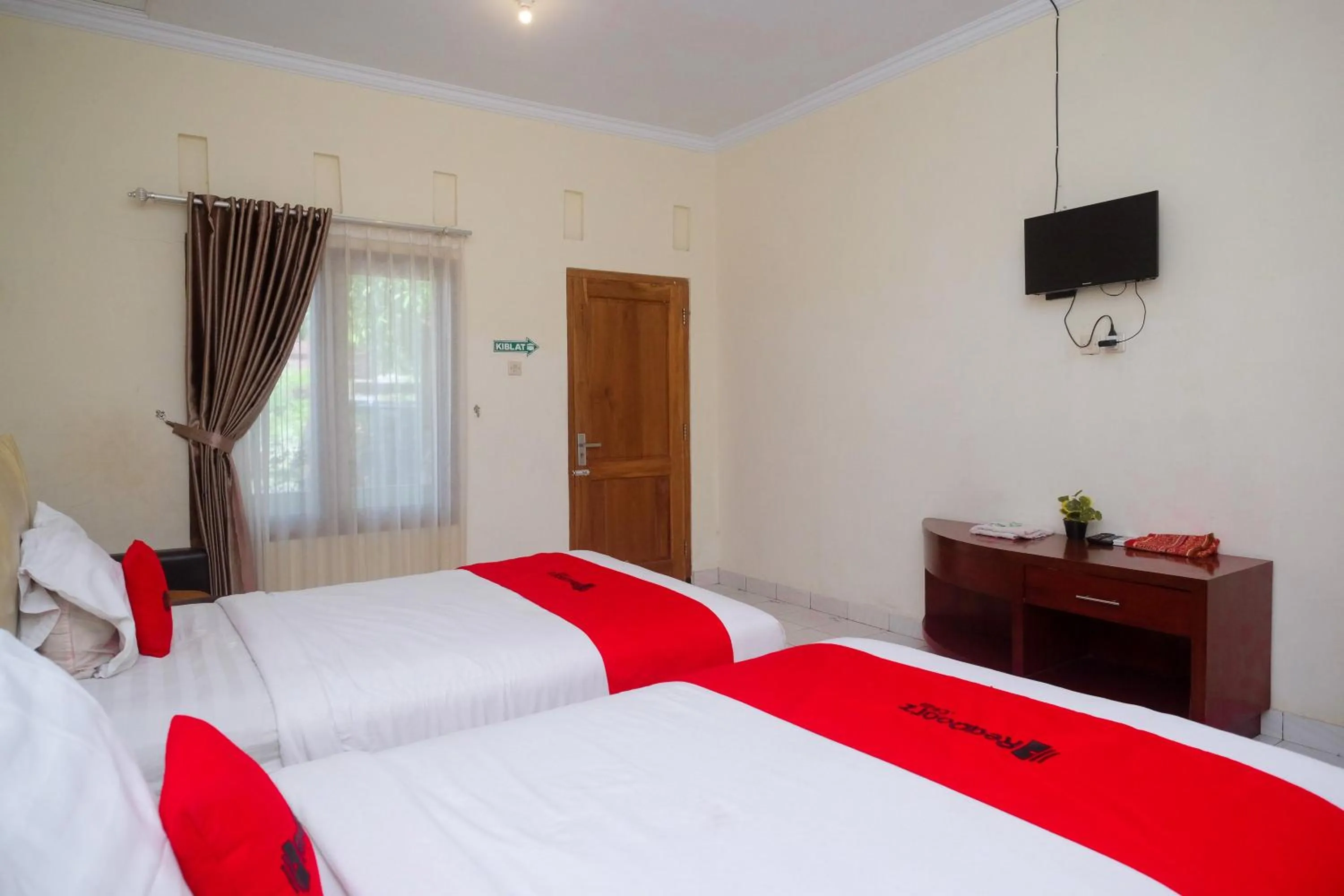 Bed in RedDoorz Syariah near Alun Alun Wonosari
