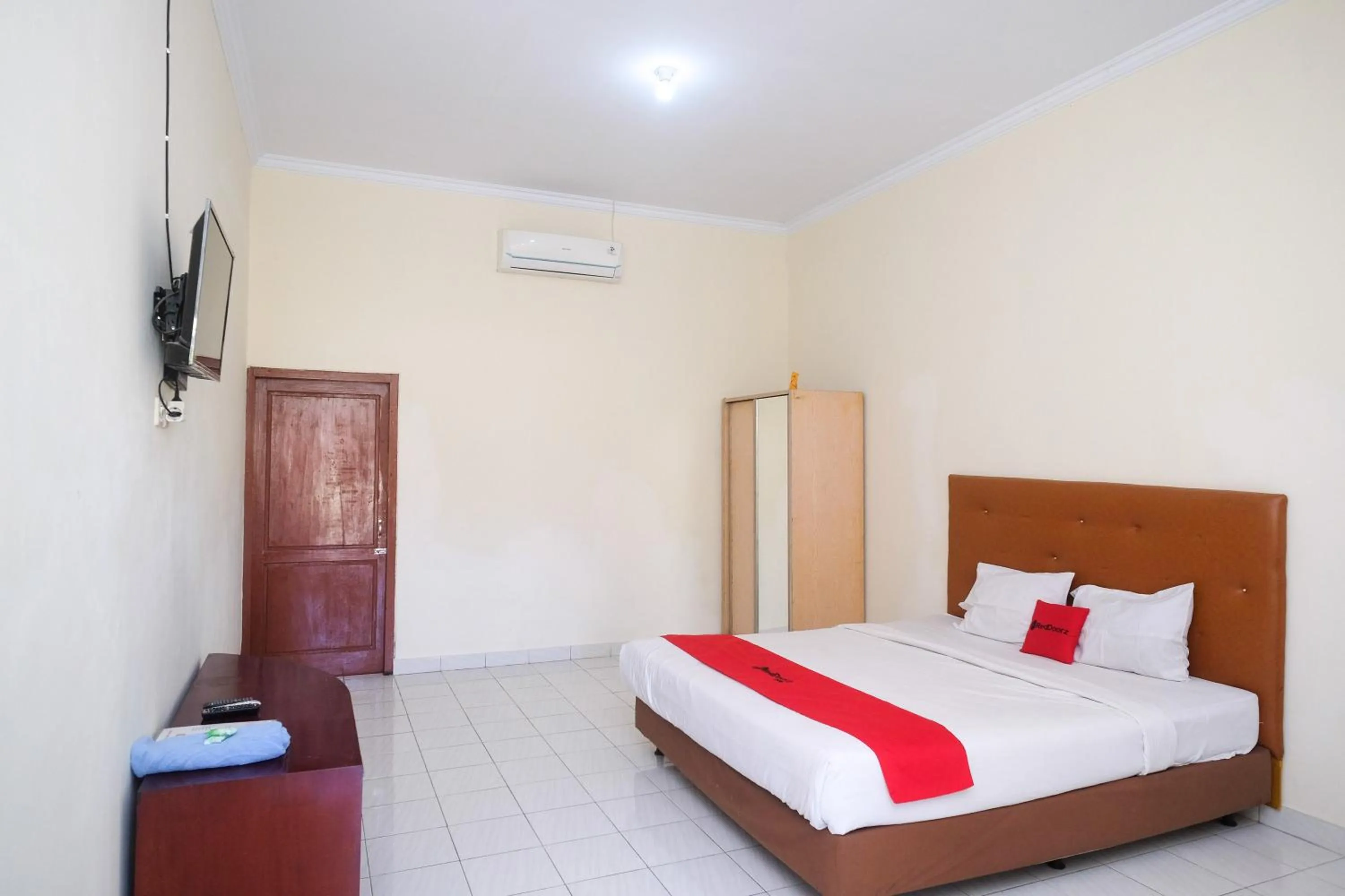 Bed in RedDoorz Syariah near Alun Alun Wonosari