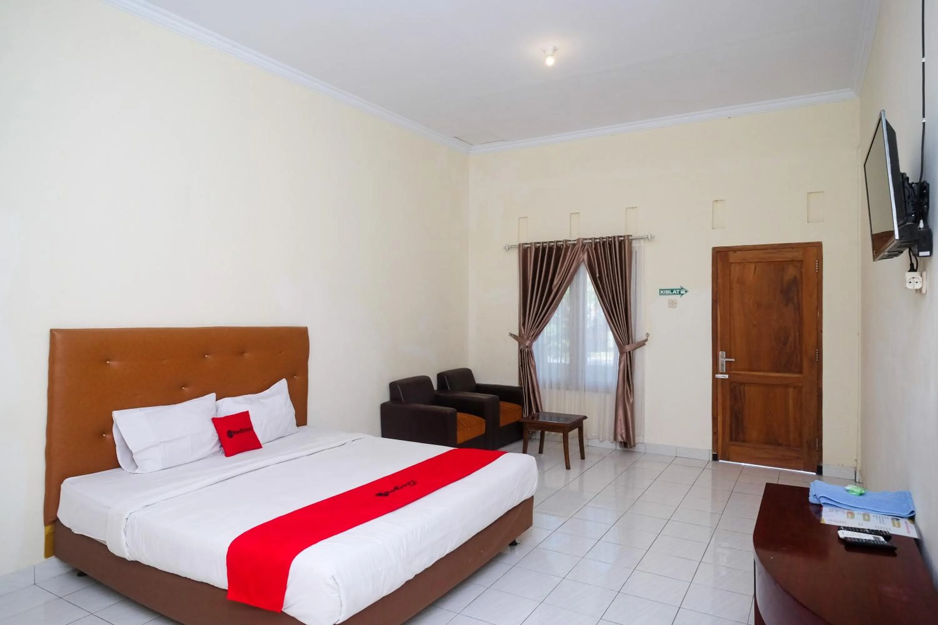 Bed in RedDoorz Syariah near Alun Alun Wonosari