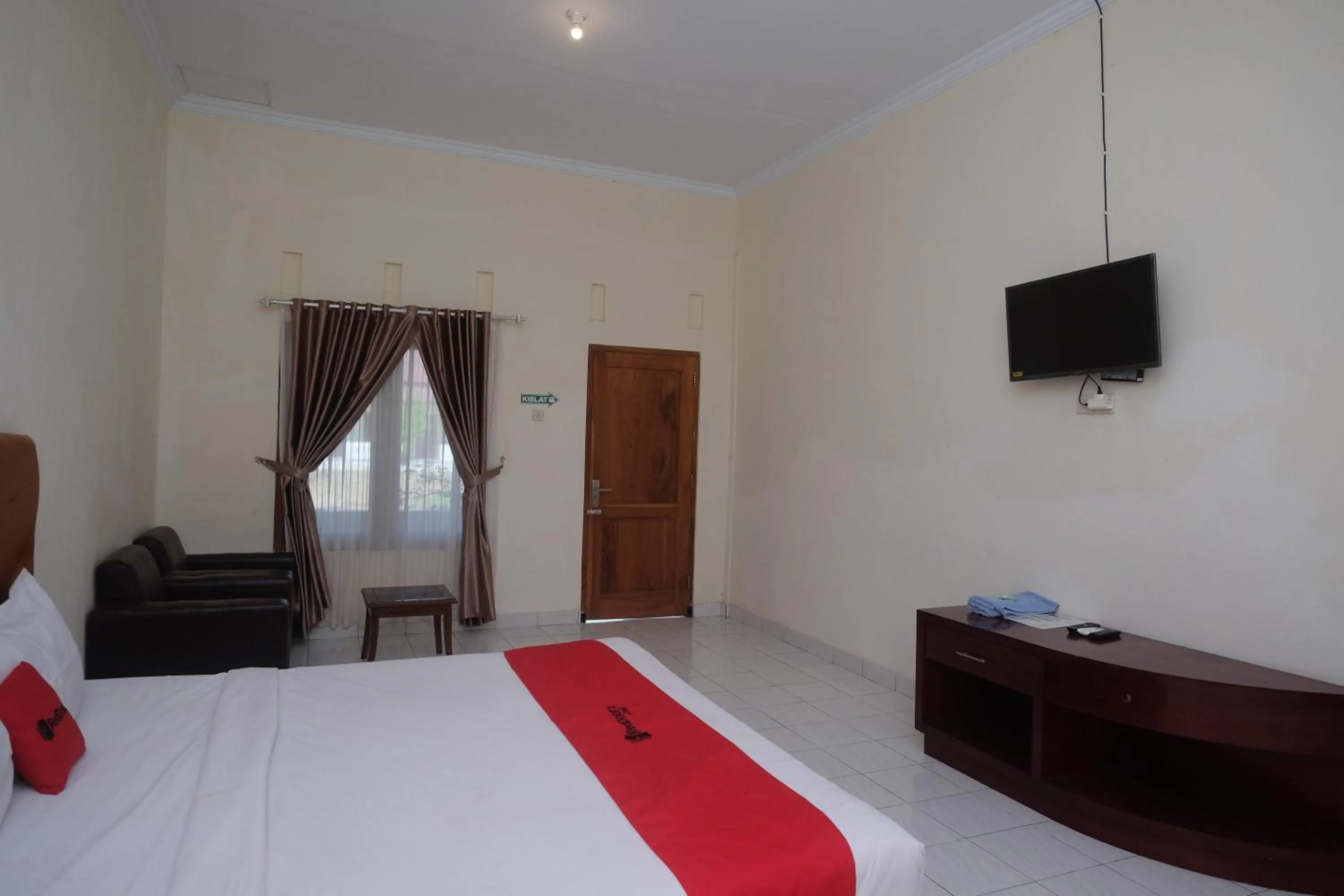 Bed in RedDoorz Syariah near Alun Alun Wonosari