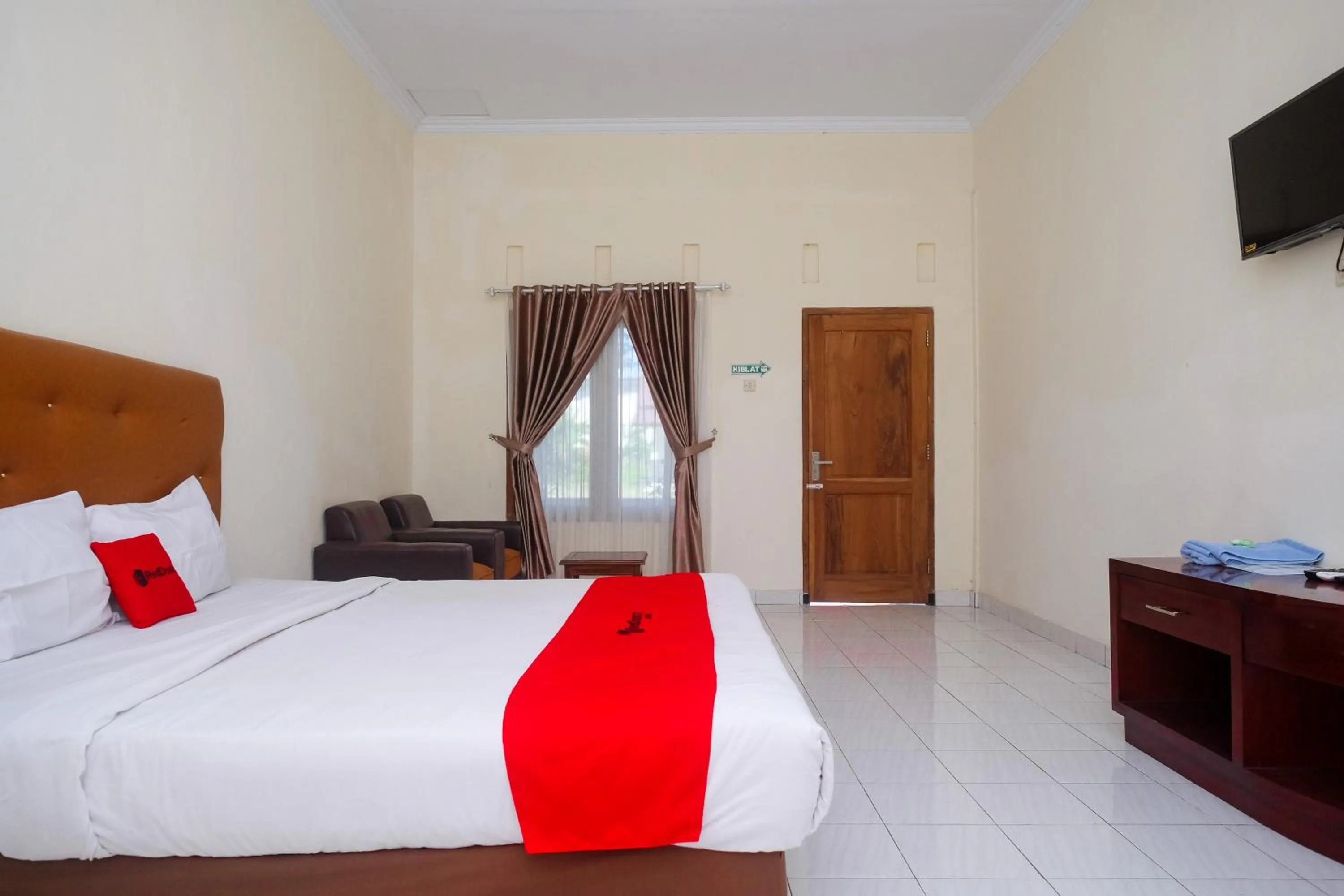 Bed in RedDoorz Syariah near Alun Alun Wonosari