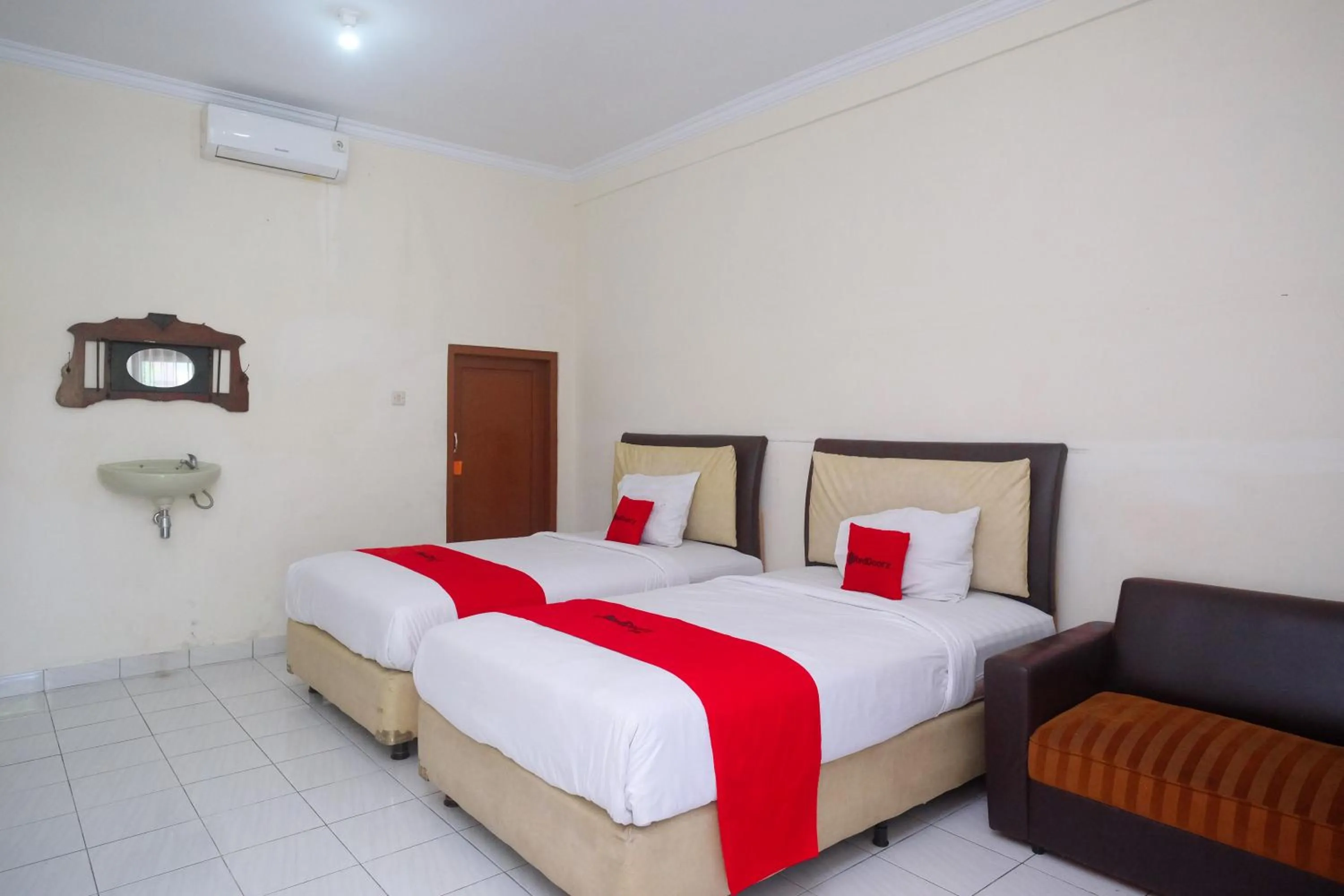 Bed in RedDoorz Syariah near Alun Alun Wonosari