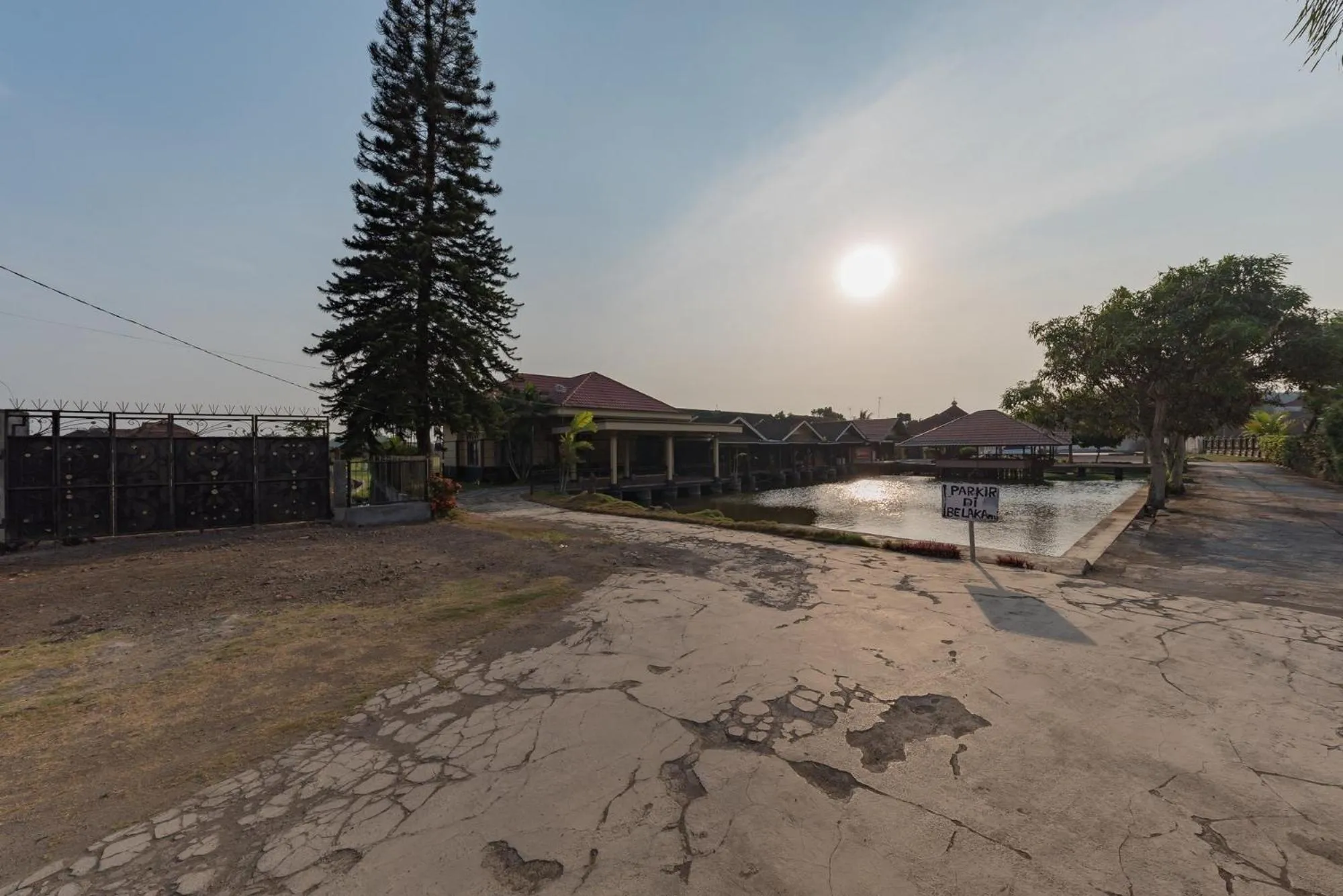 Parking in RedDoorz Syariah at Bumi Eyang Enin Homestay Tasikmalaya