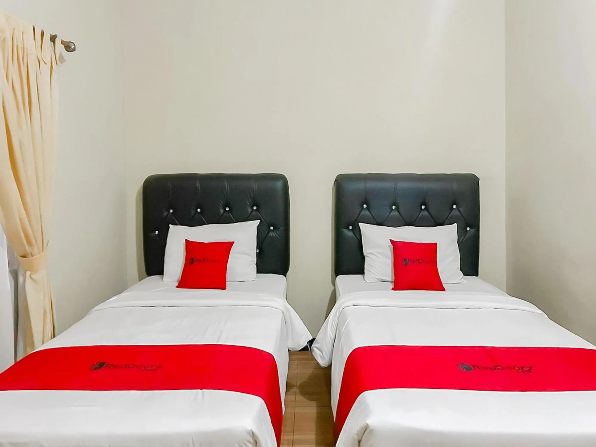 Bed in RedDoorz Syariah at Bumi Eyang Enin Homestay Tasikmalaya