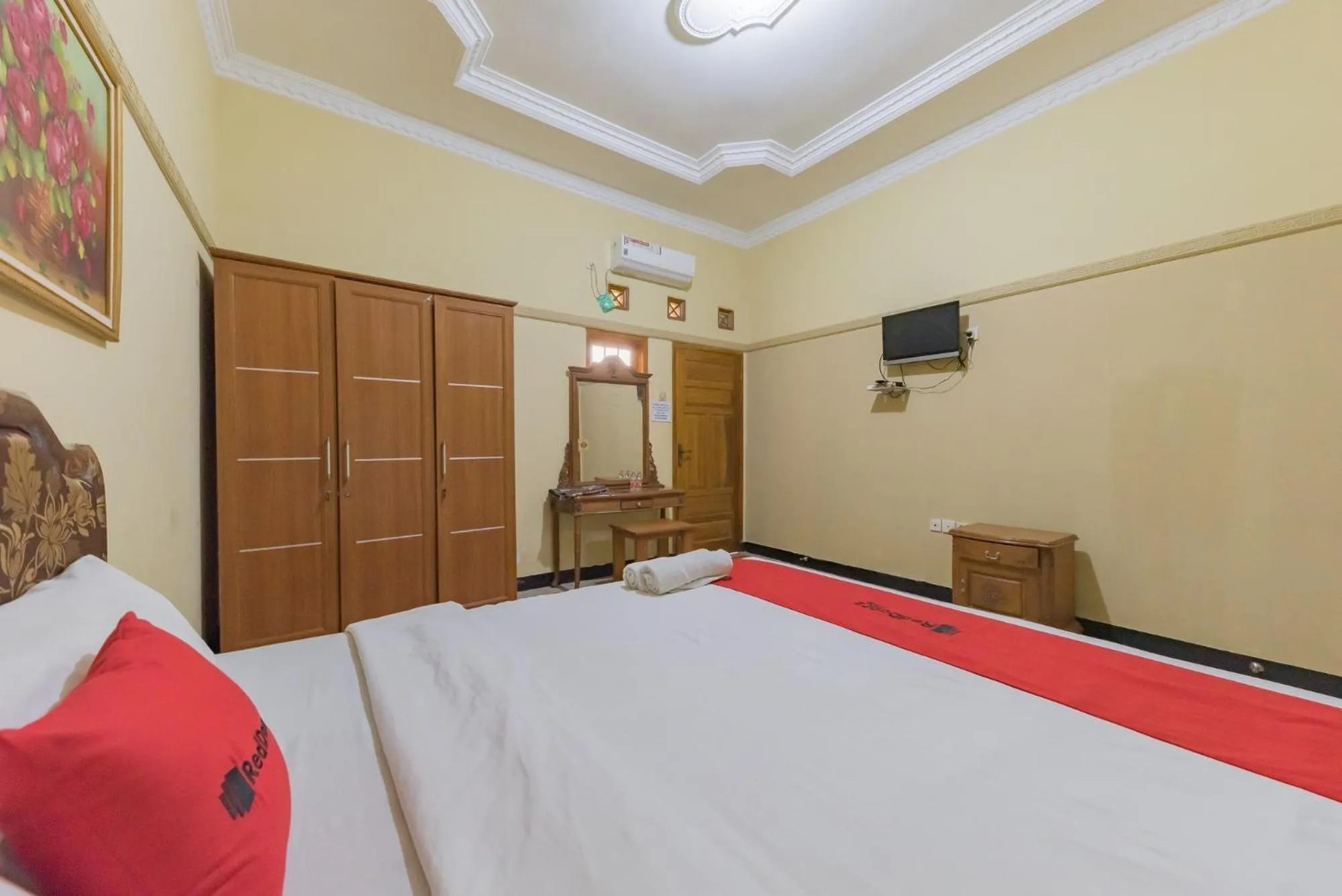 Bed in RedDoorz Syariah at Bumi Eyang Enin Homestay Tasikmalaya