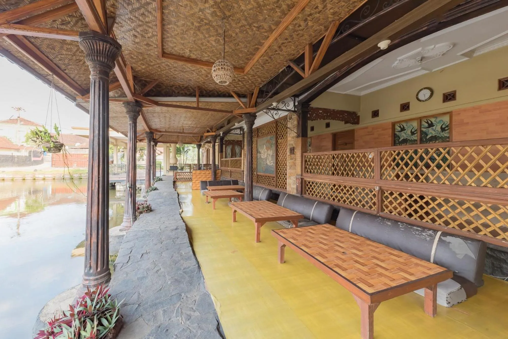 Seating area in RedDoorz Syariah at Bumi Eyang Enin Homestay Tasikmalaya