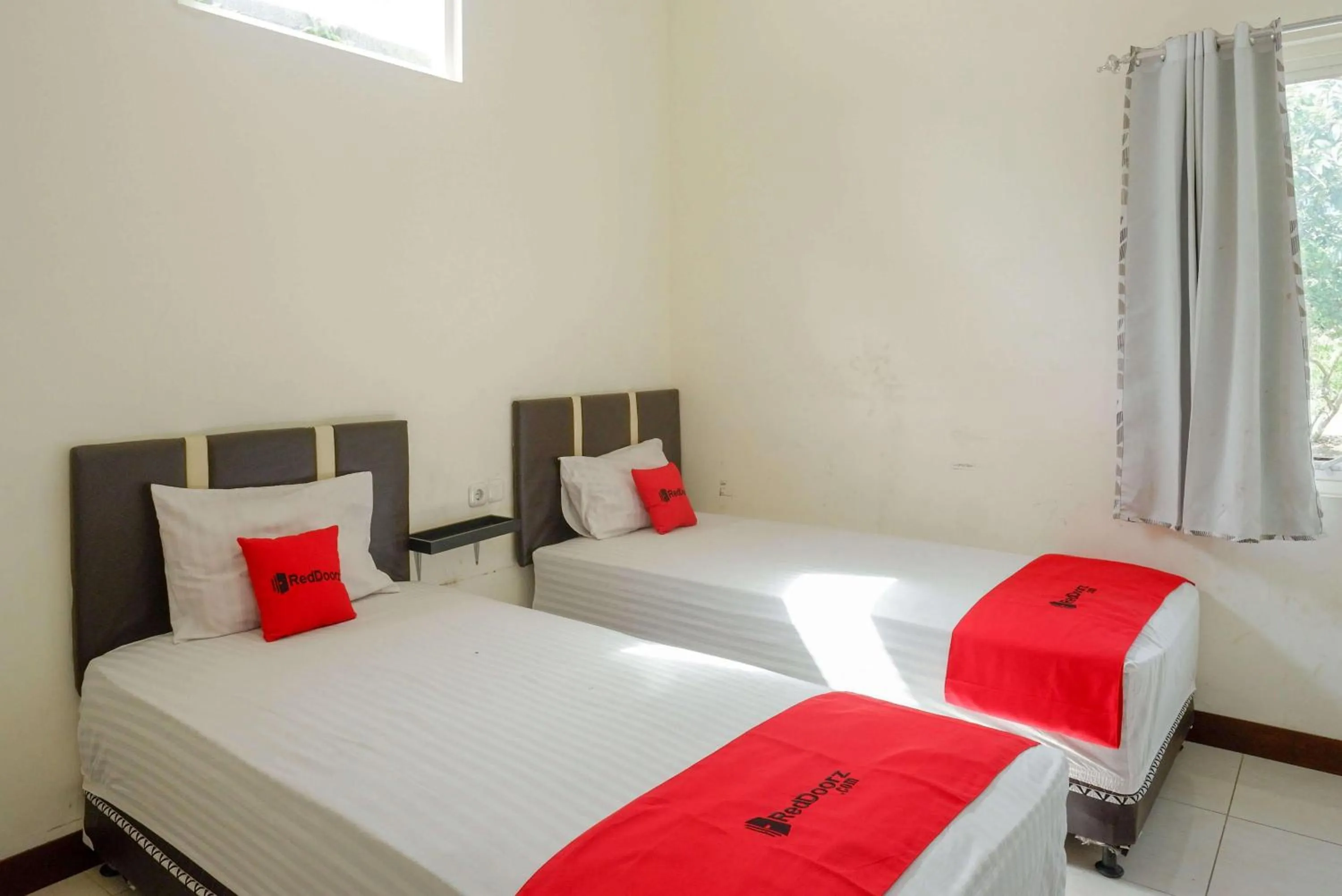 Bedroom, Bed in RedDoorz at Karangploso 2