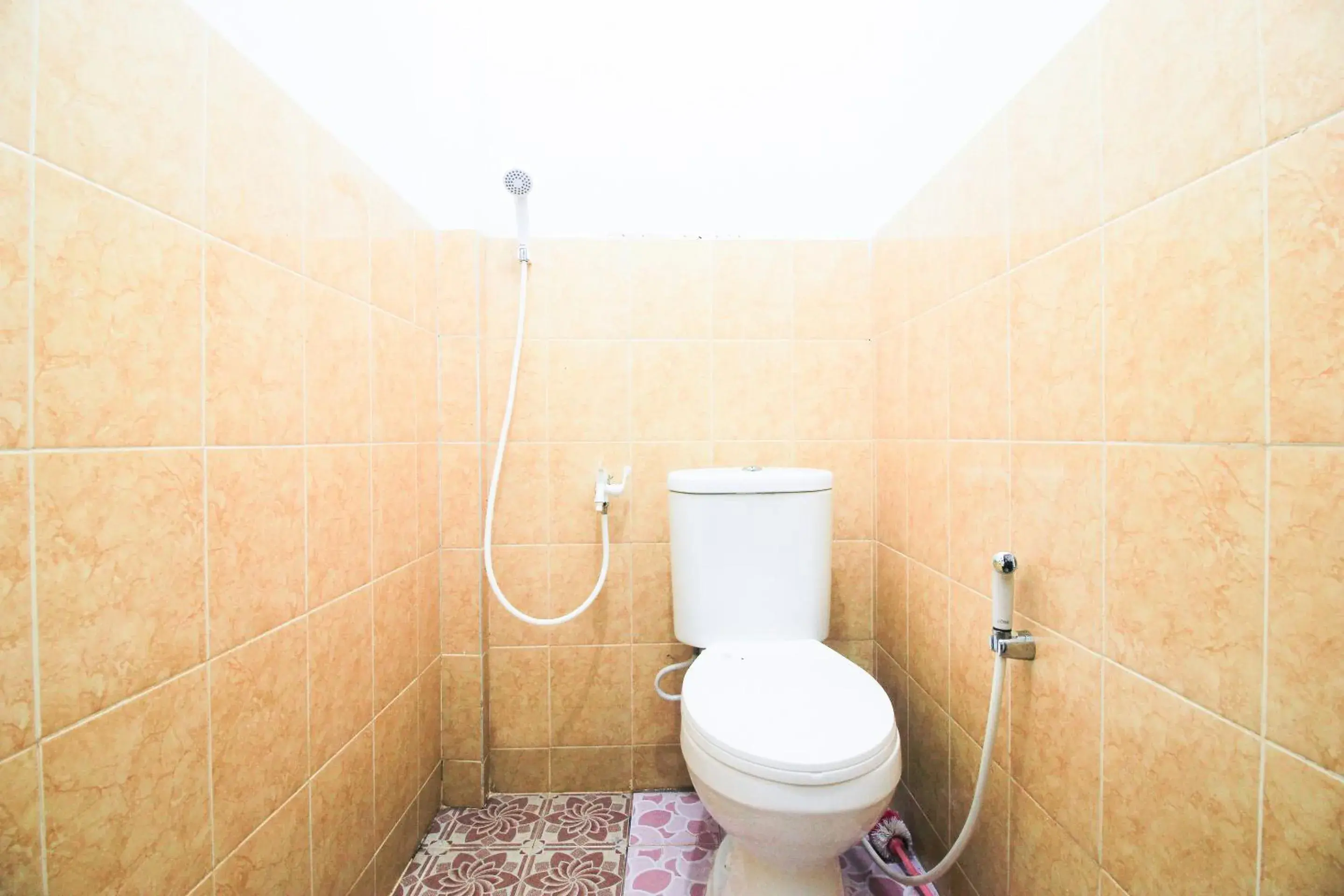 Bathroom in RedDoorz at Karangploso 2 Bathroom in RedDoorz at Karangploso 2