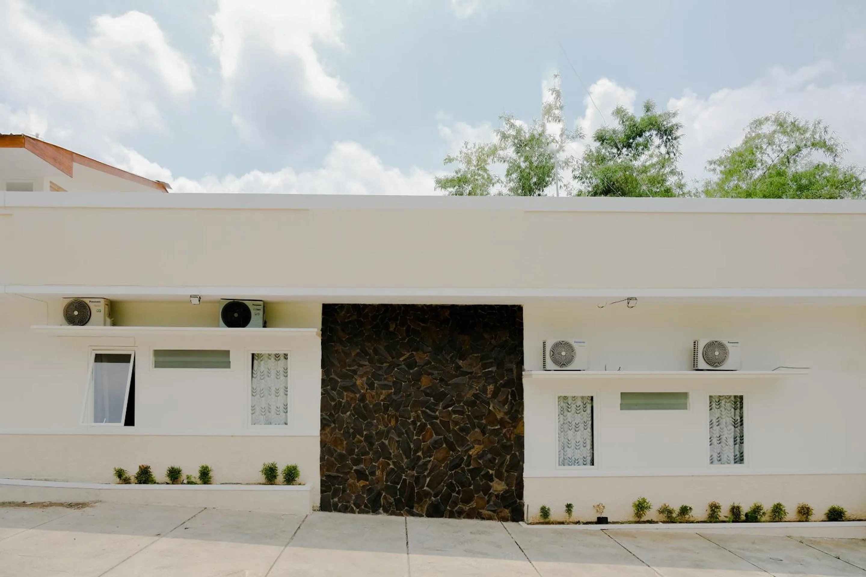 Facade/entrance in RedDoorz at Karangploso 2