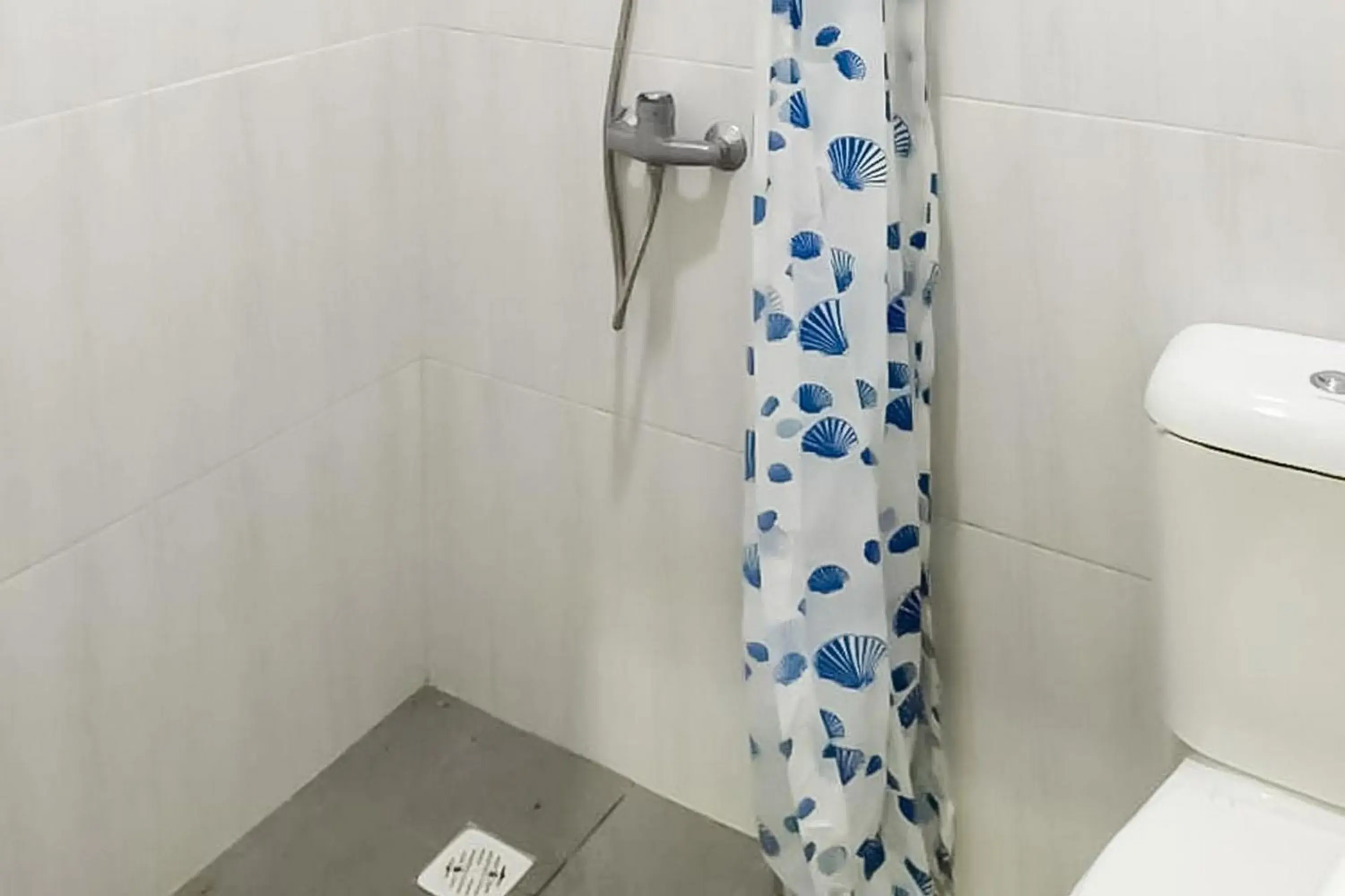 Bathroom in RedDoorz at Karangploso 2 Bathroom in RedDoorz at Karangploso 2