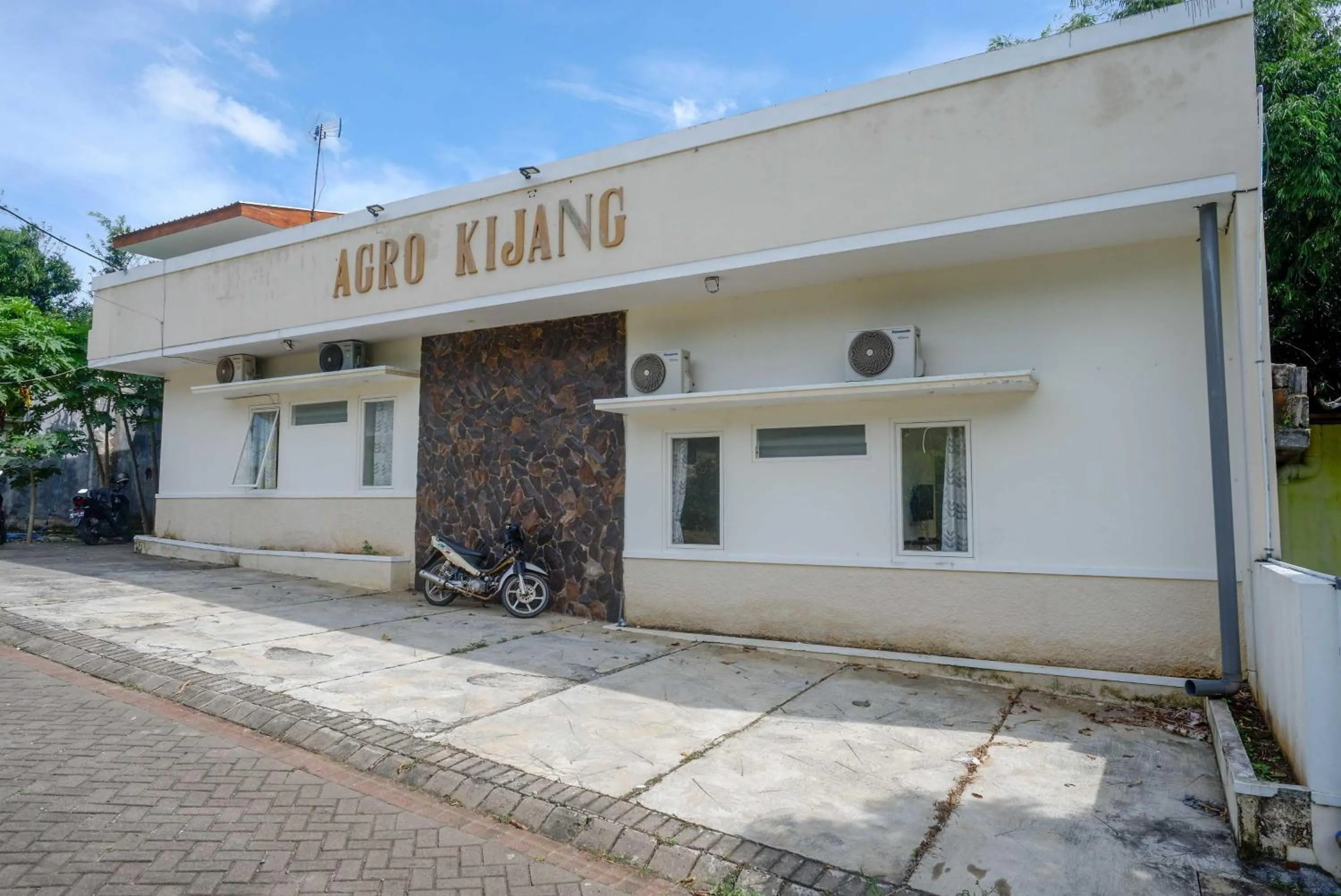 Facade/entrance in RedDoorz at Karangploso 2