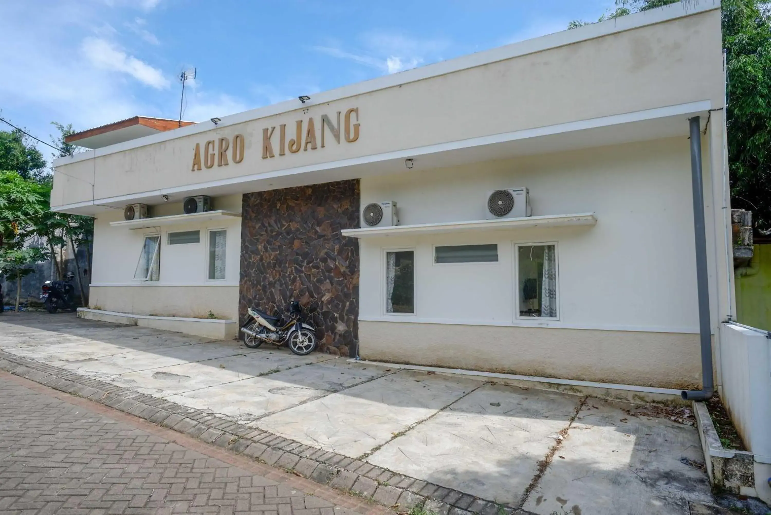 Facade/entrance in RedDoorz at Karangploso 2 Facade/entrance in RedDoorz at Karangploso 2