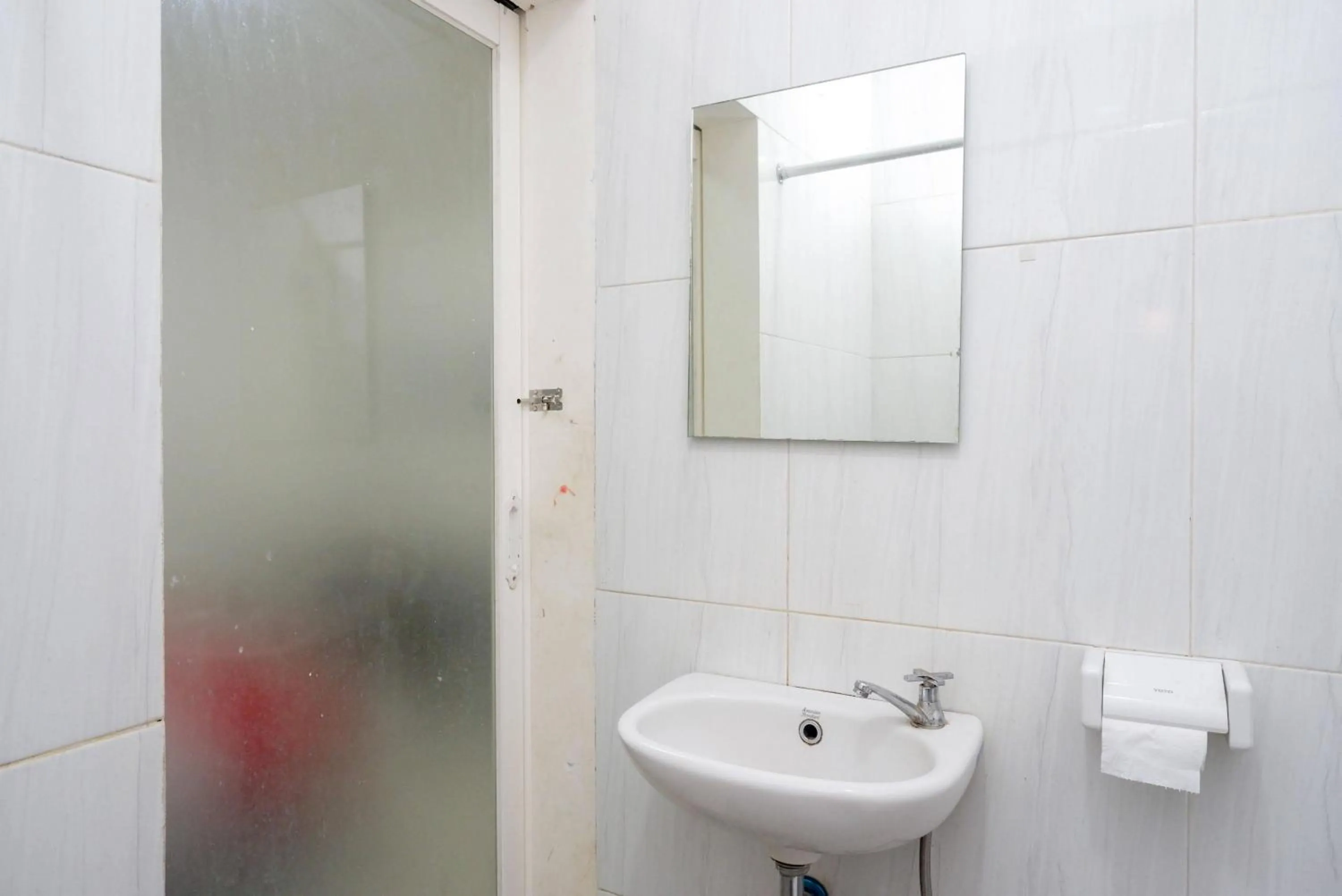 Bathroom in RedDoorz at Karangploso 2