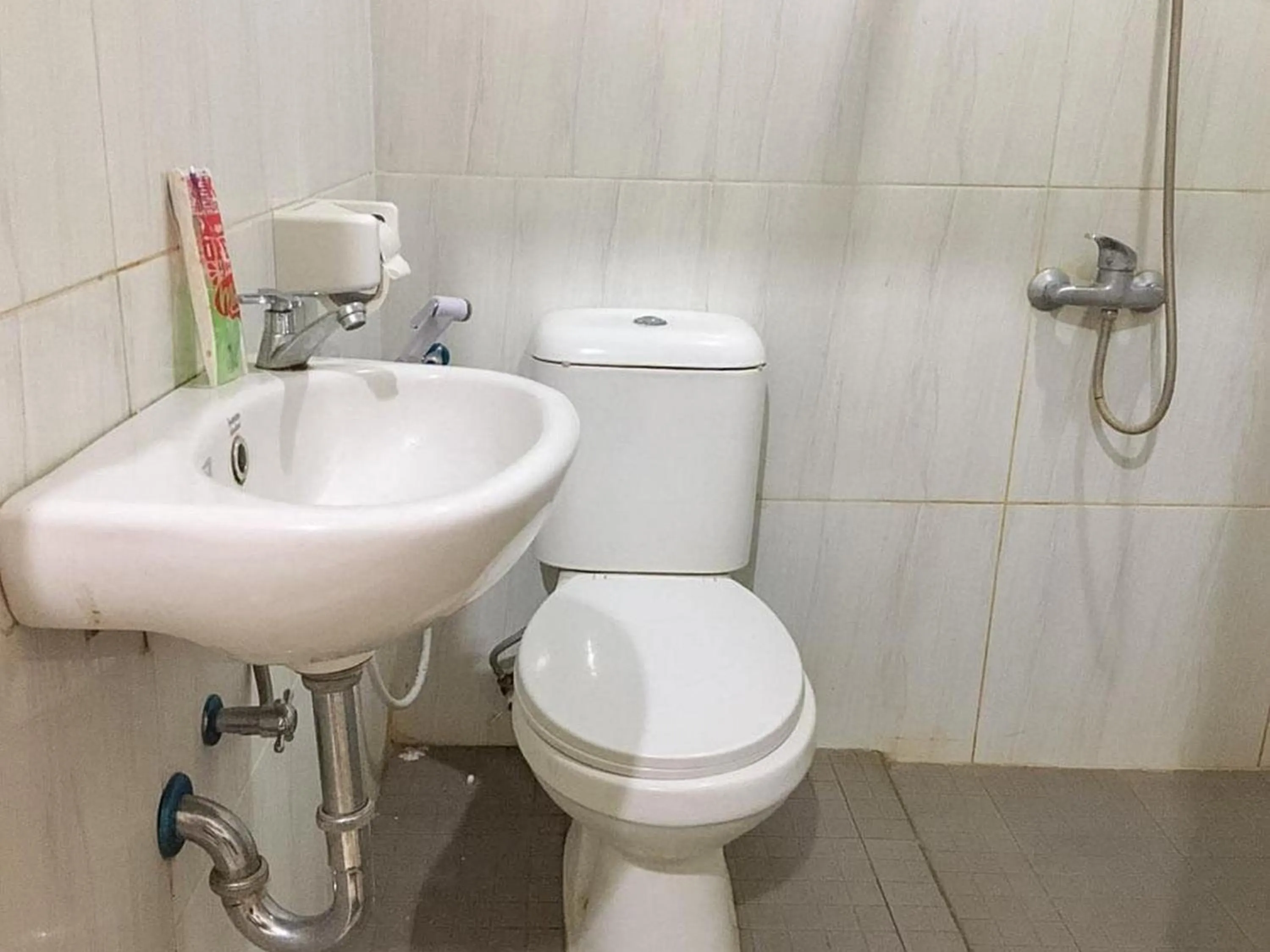 Bathroom in RedDoorz at Karangploso 2