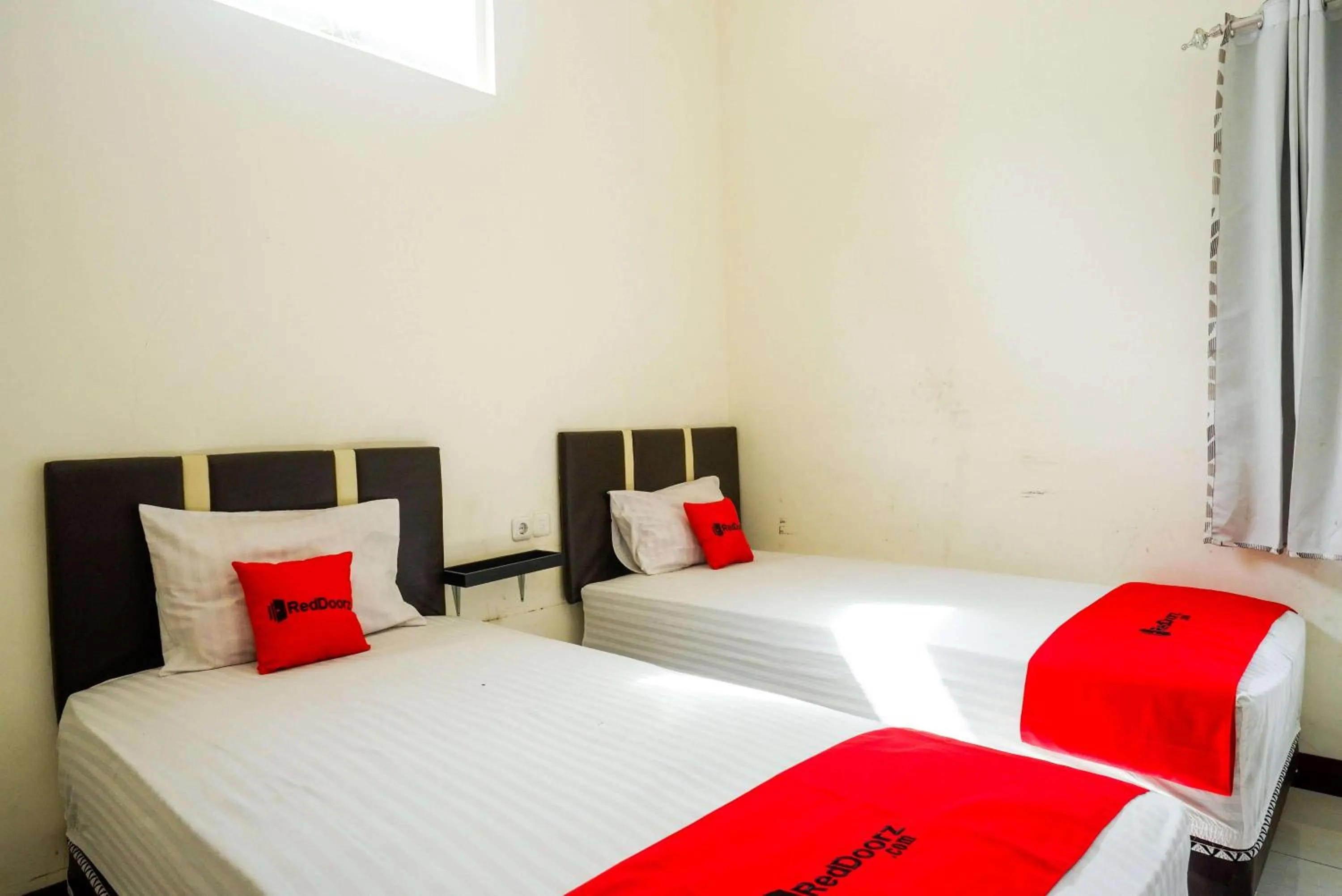 Bedroom, Bed in RedDoorz at Karangploso 2