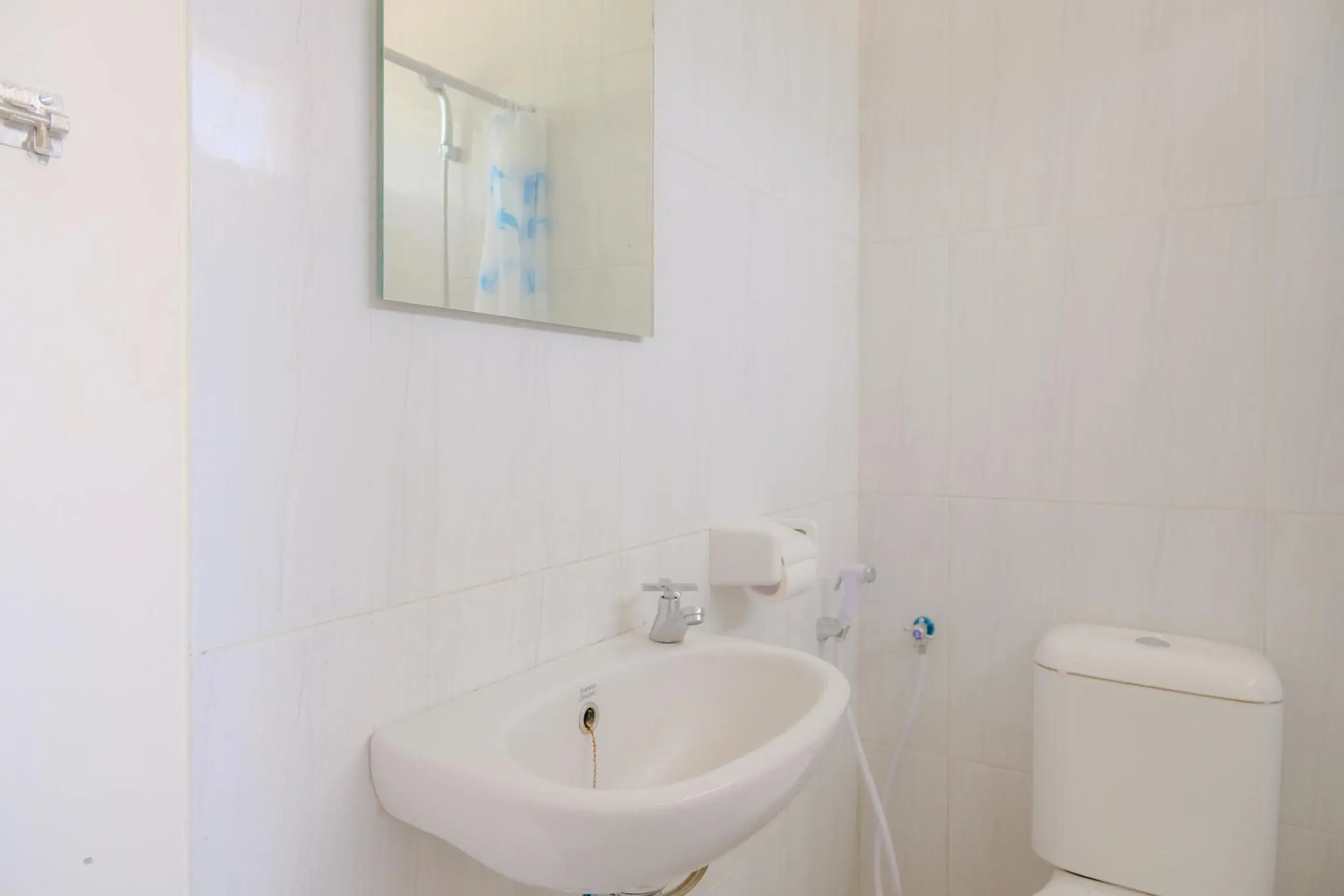 Bathroom in RedDoorz at Karangploso 2 Bathroom in RedDoorz at Karangploso 2