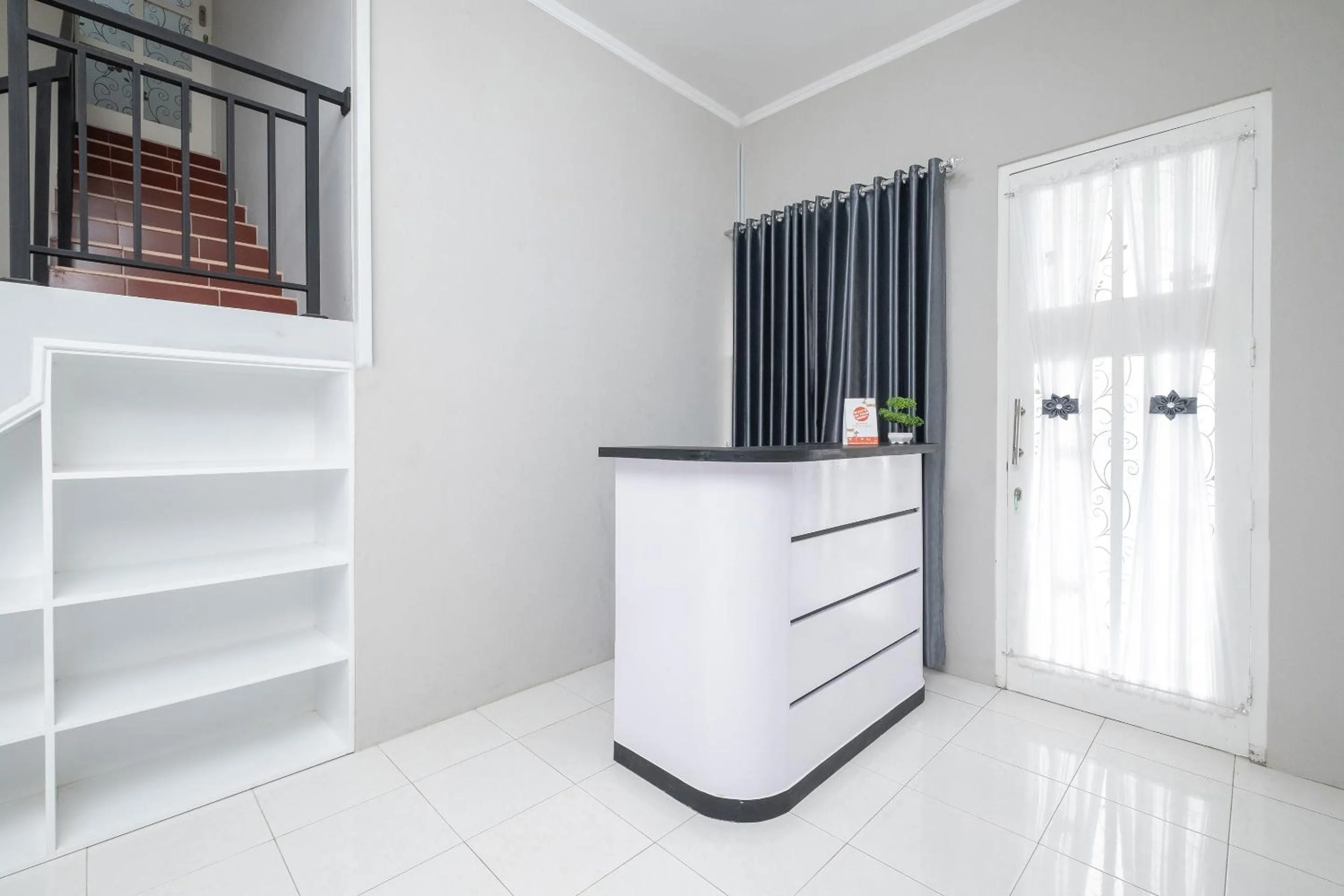 Lobby or reception in Hotel O Nareswari Guest House Syariah