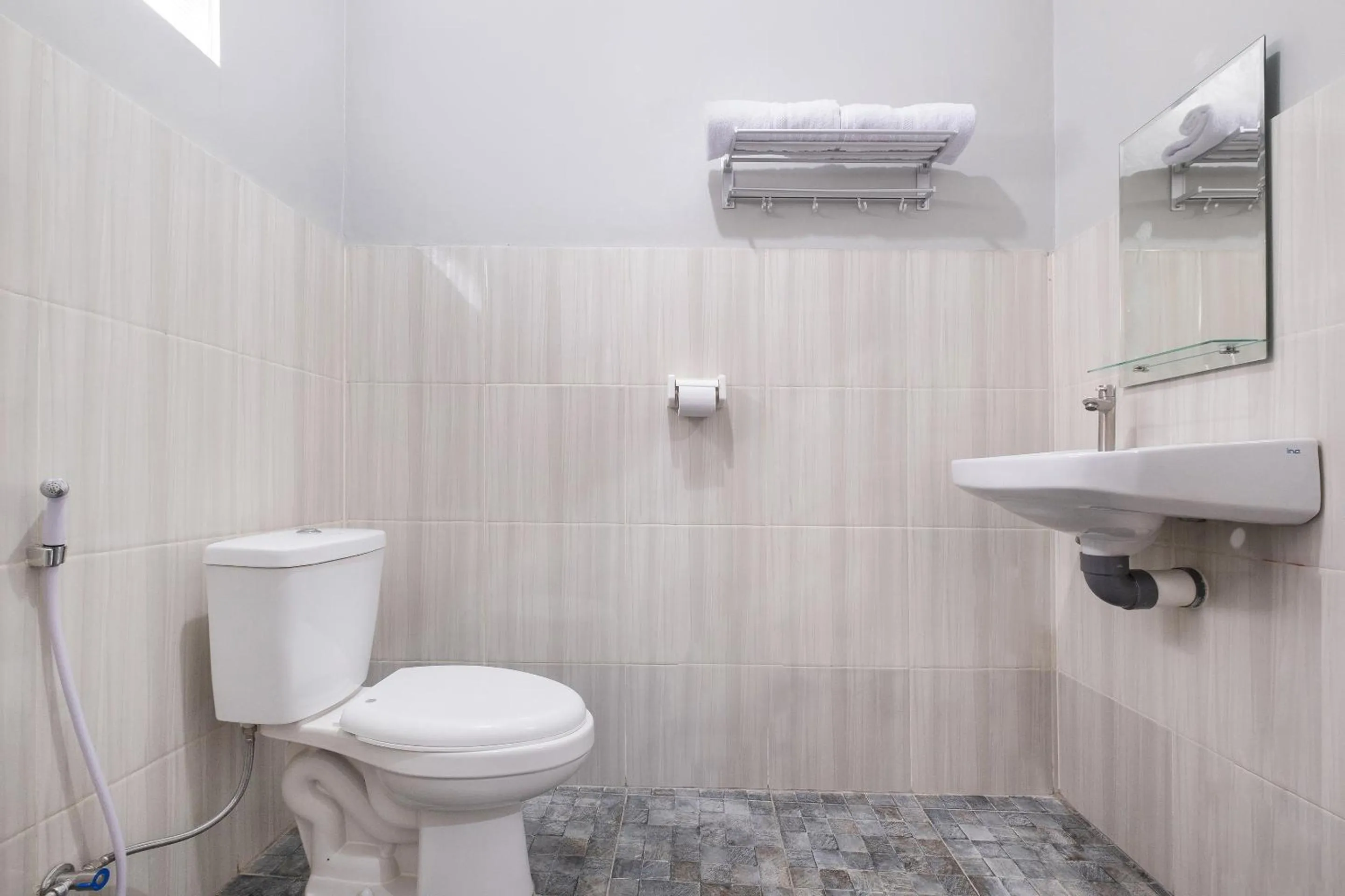 Bathroom in Hotel O Nareswari Guest House Syariah