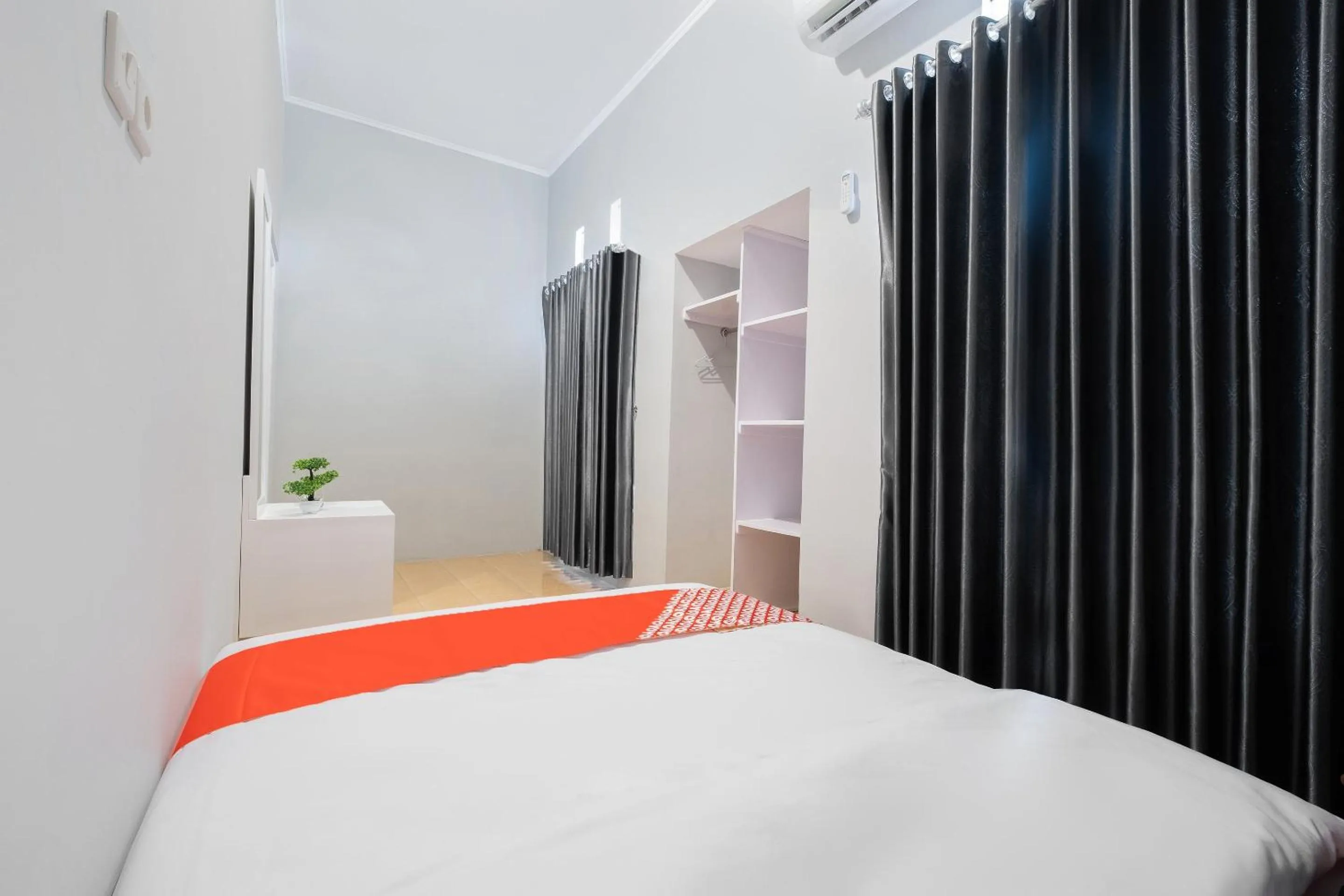 Bedroom, Bed in Hotel O Nareswari Guest House Syariah