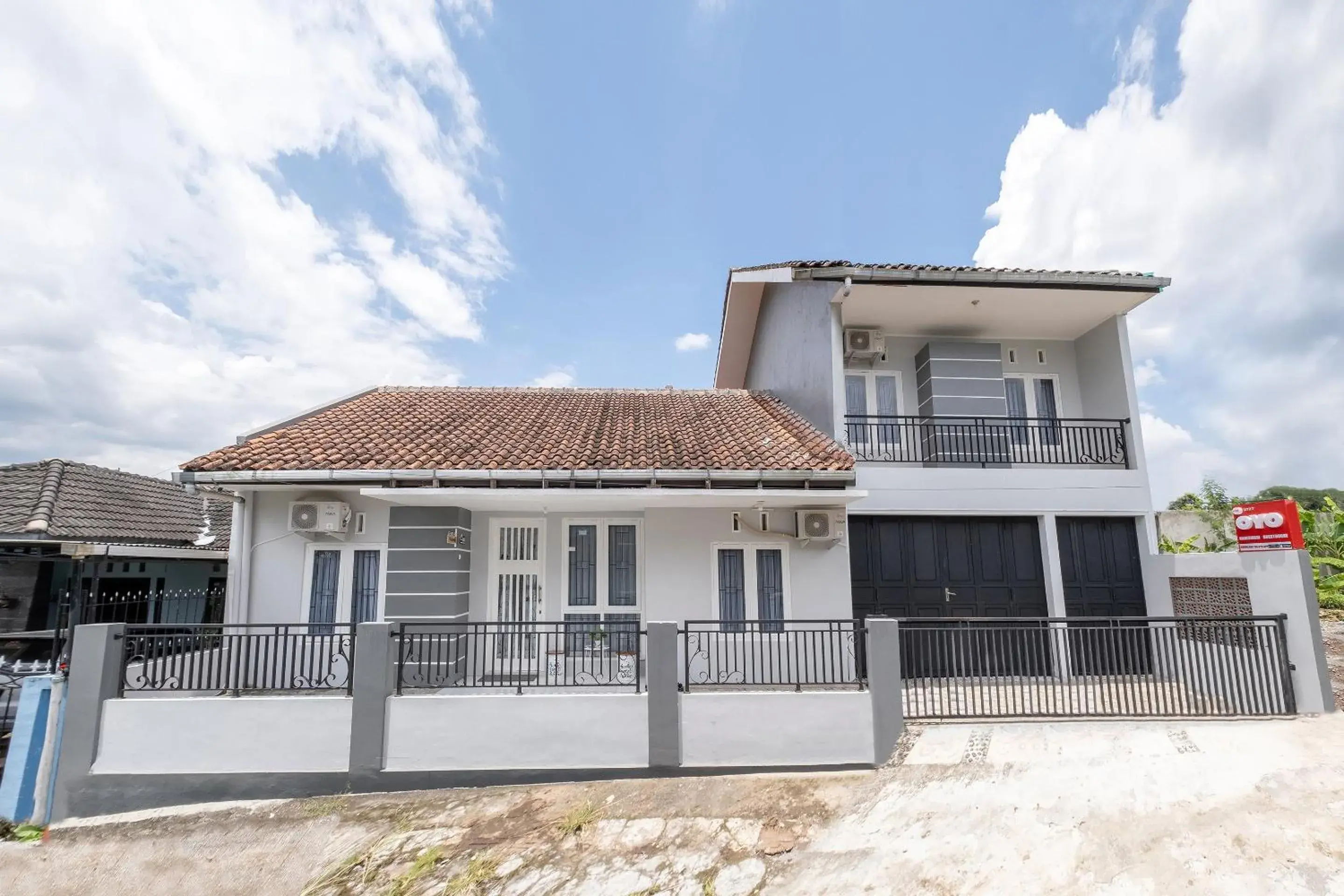 Facade/entrance in Hotel O Nareswari Guest House Syariah Facade/entrance in Hotel O Nareswari Guest House Syariah