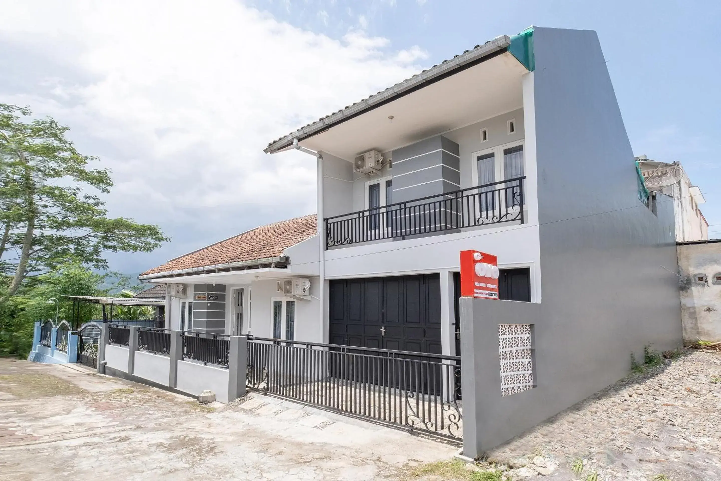 Facade/entrance in Hotel O Nareswari Guest House Syariah Facade/entrance in Hotel O Nareswari Guest House Syariah
