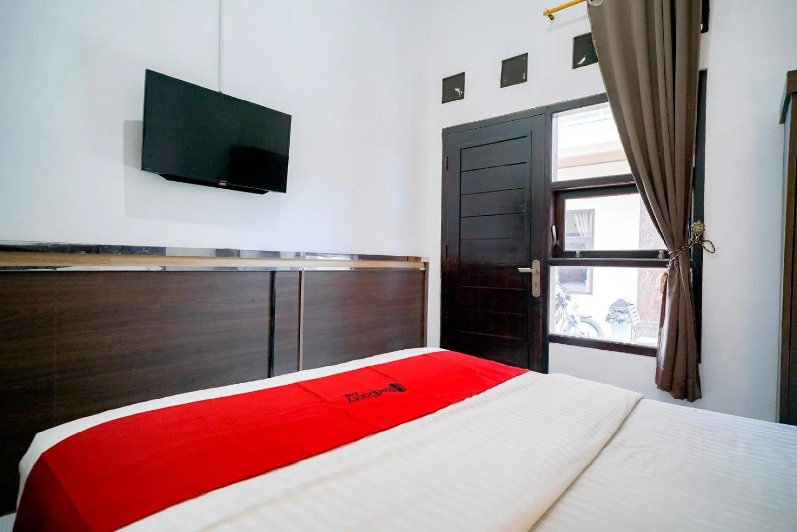 Photo of the whole room, Bed in RedDoorz Syariah near Unila Lampung