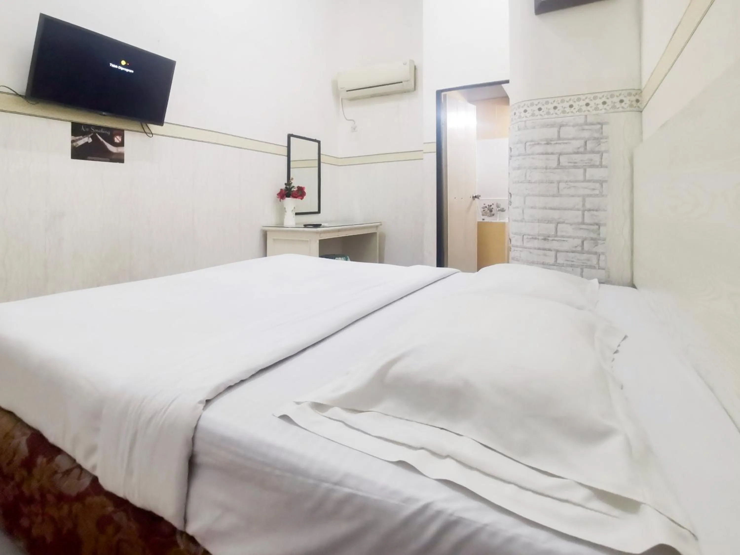 Bedroom, Bed in Kartini Residence RedPartner