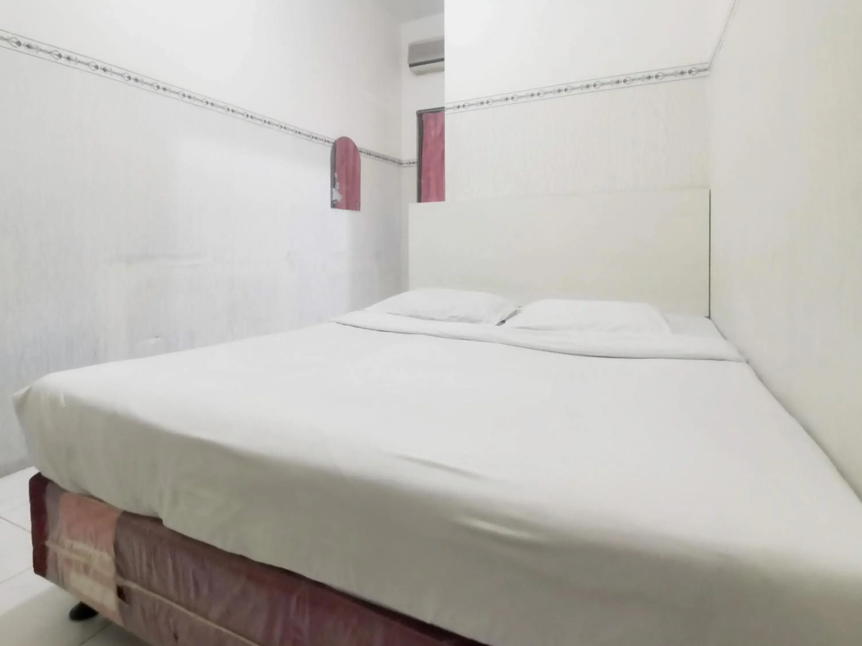 Standard Double Room in Kartini Residence RedPartner Standard Double Room in Kartini Residence RedPartner