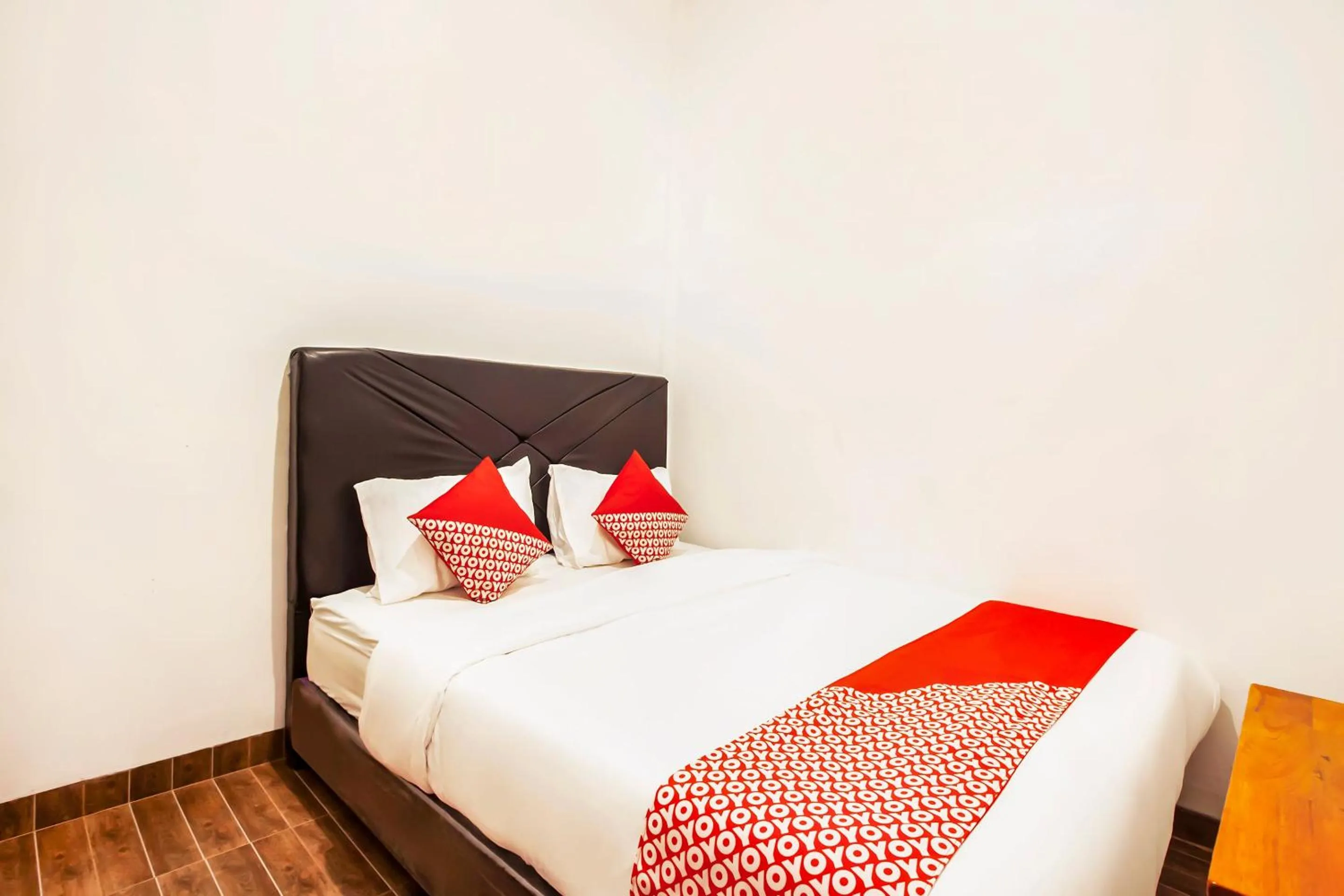 Bedroom in Hotel O Sutomo Inn