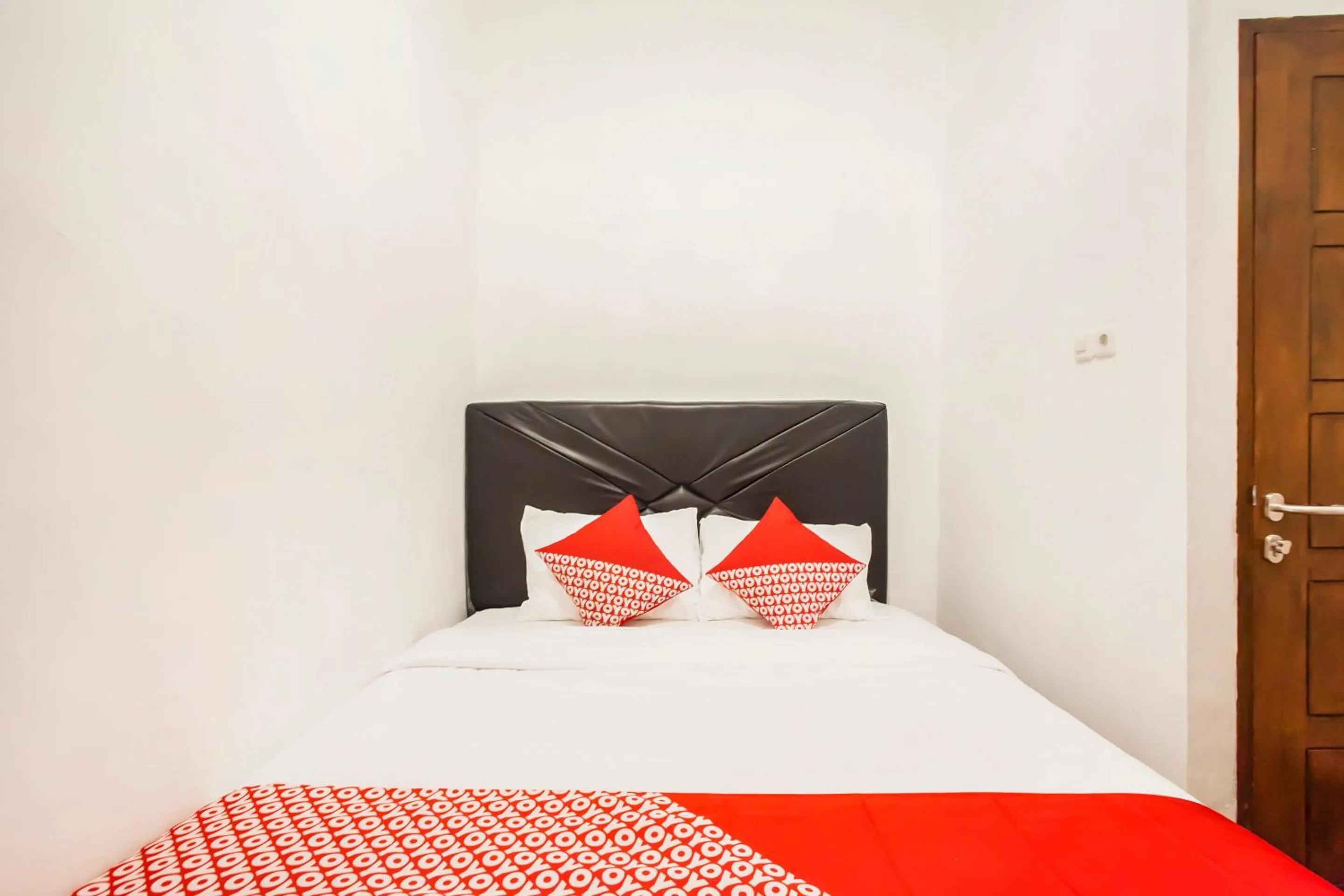 Bedroom in Hotel O Sutomo Inn