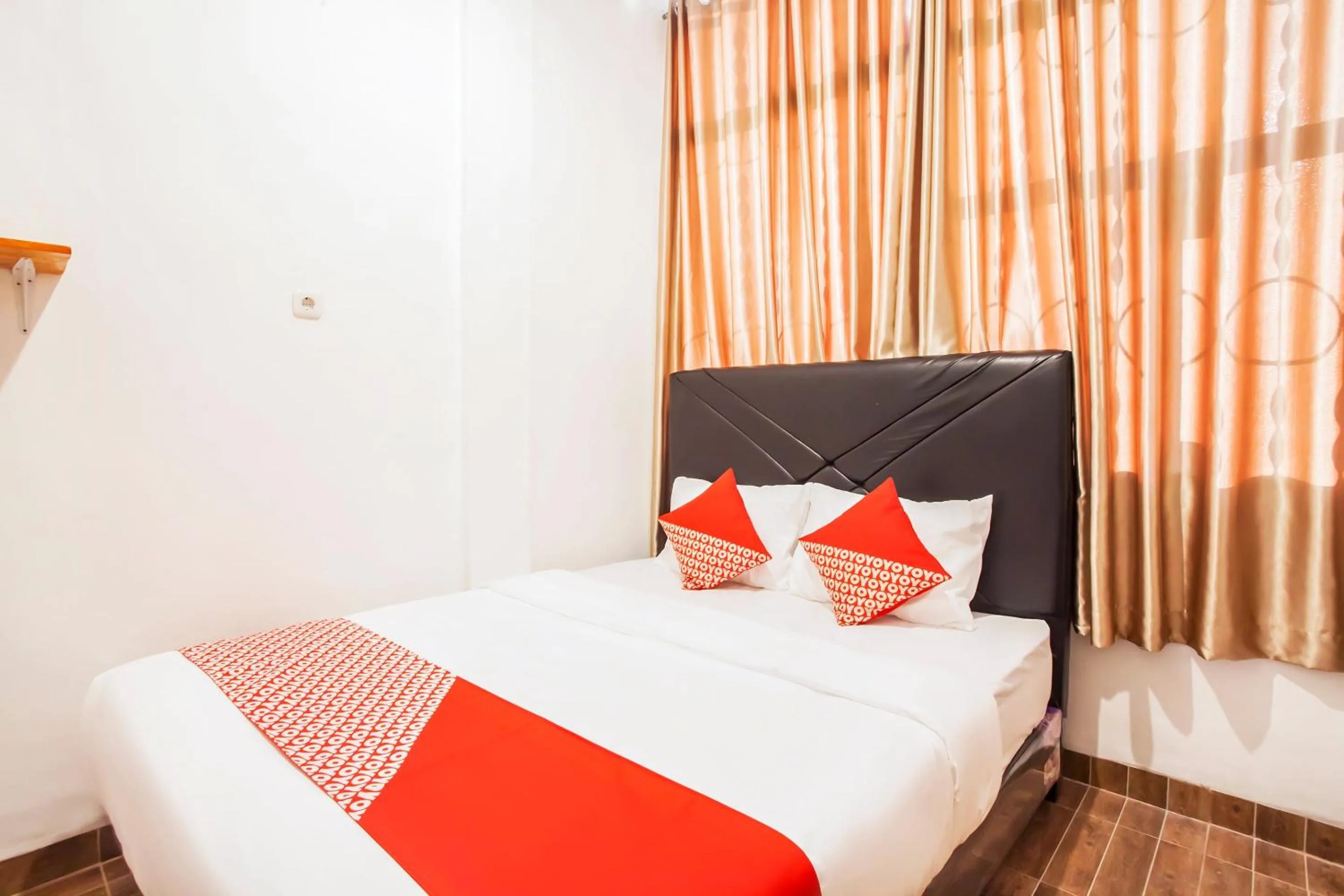 Bedroom in Hotel O Sutomo Inn